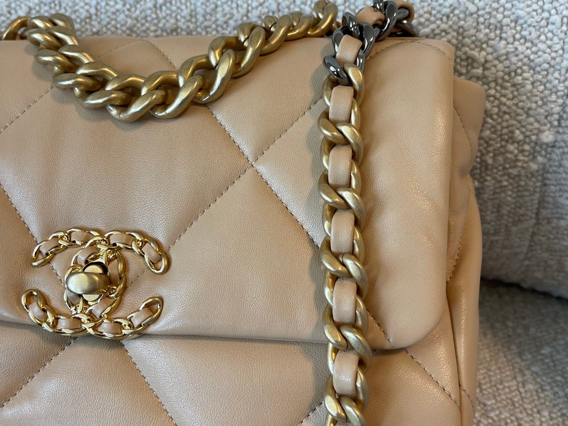 CHANEL Handbag 22C Beige Clair 19 Flap Small MHW -Knockoff
