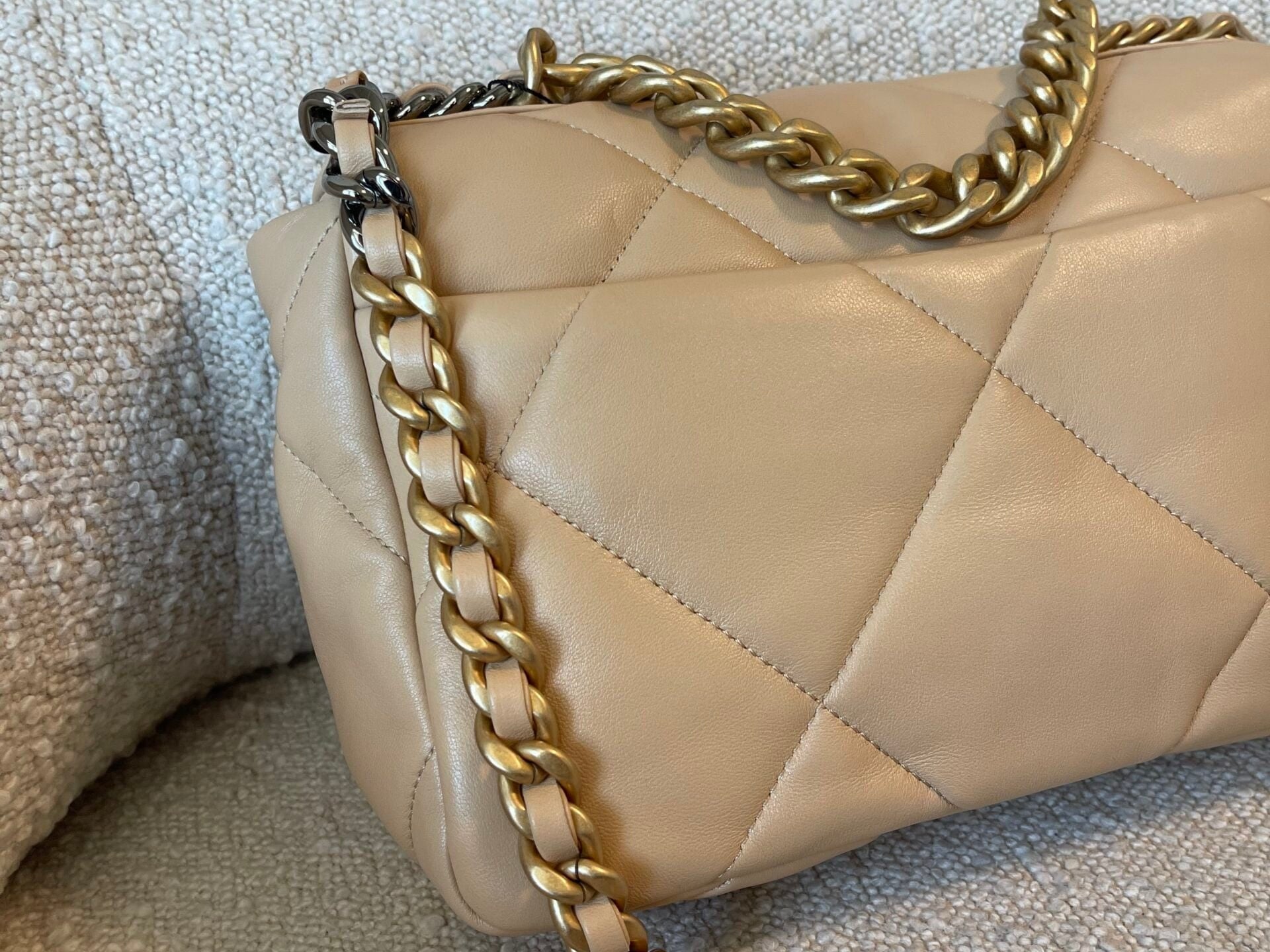 CHANEL Handbag 22C Beige Clair 19 Flap Small MHW -Knockoff
