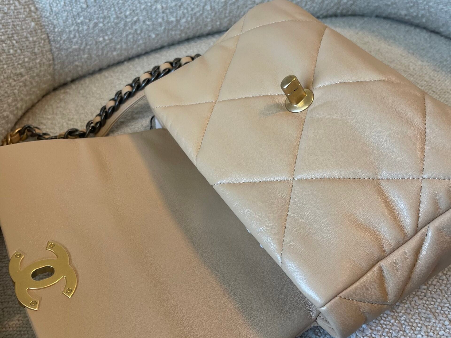 CHANEL Handbag 22C Beige Clair 19 Flap Small MHW -Knockoff
