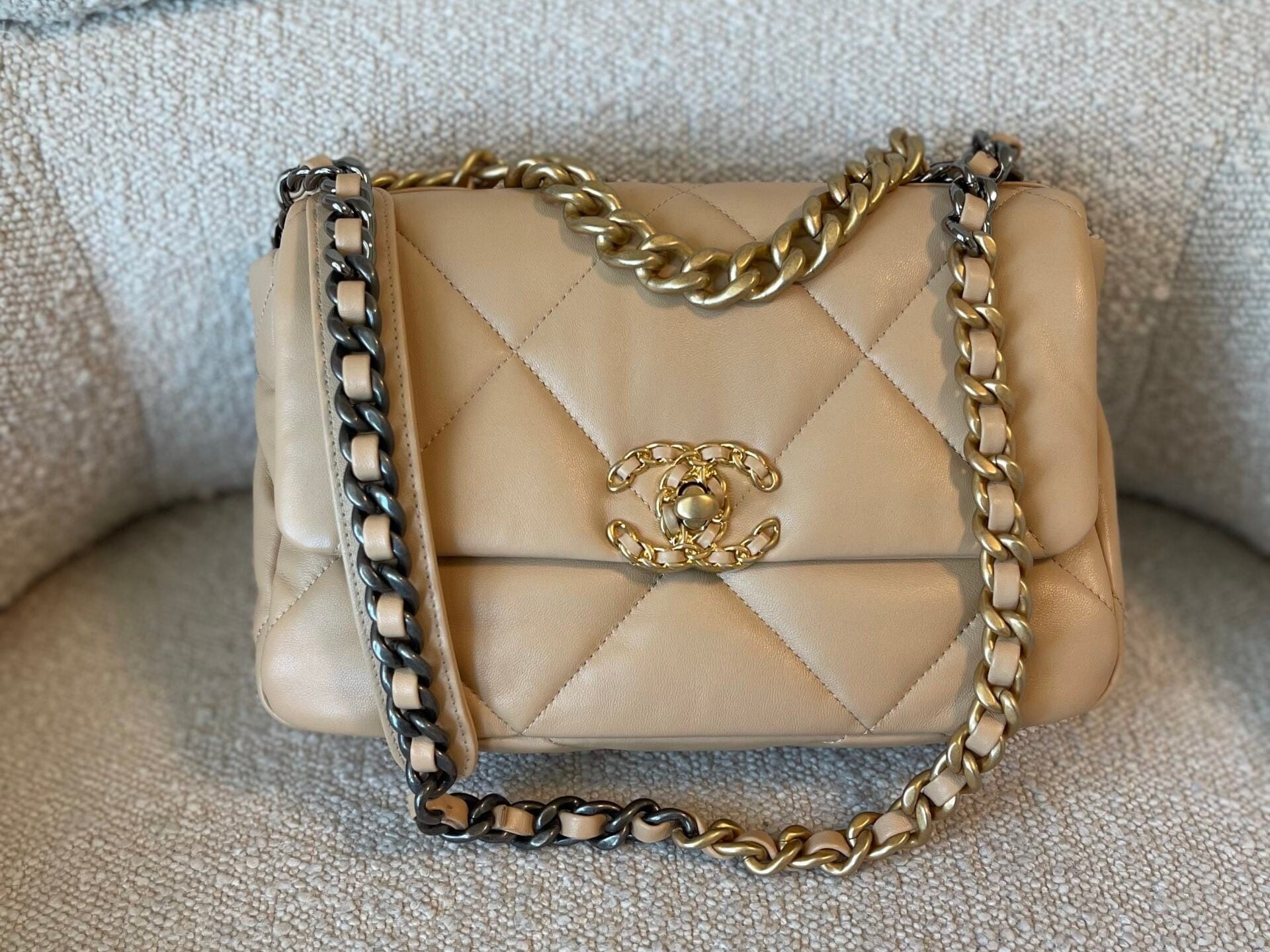 CHANEL Handbag 22C Beige Clair 19 Flap Small MHW -Knockoff
