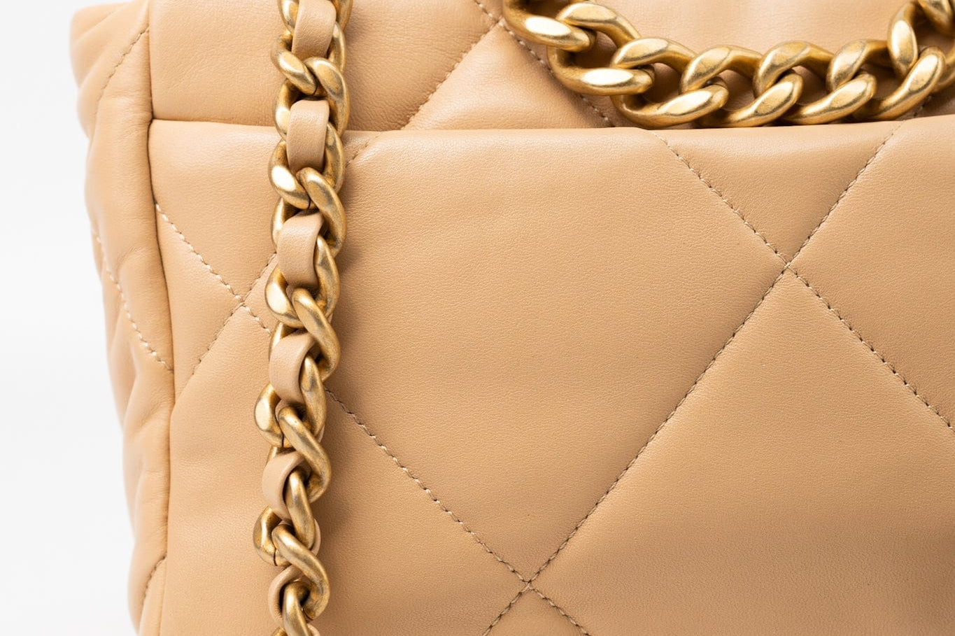 CHANEL Handbag 22C Beige Lambskin Quilted 19 Flap Small Mixed Hardware -Knockoff
