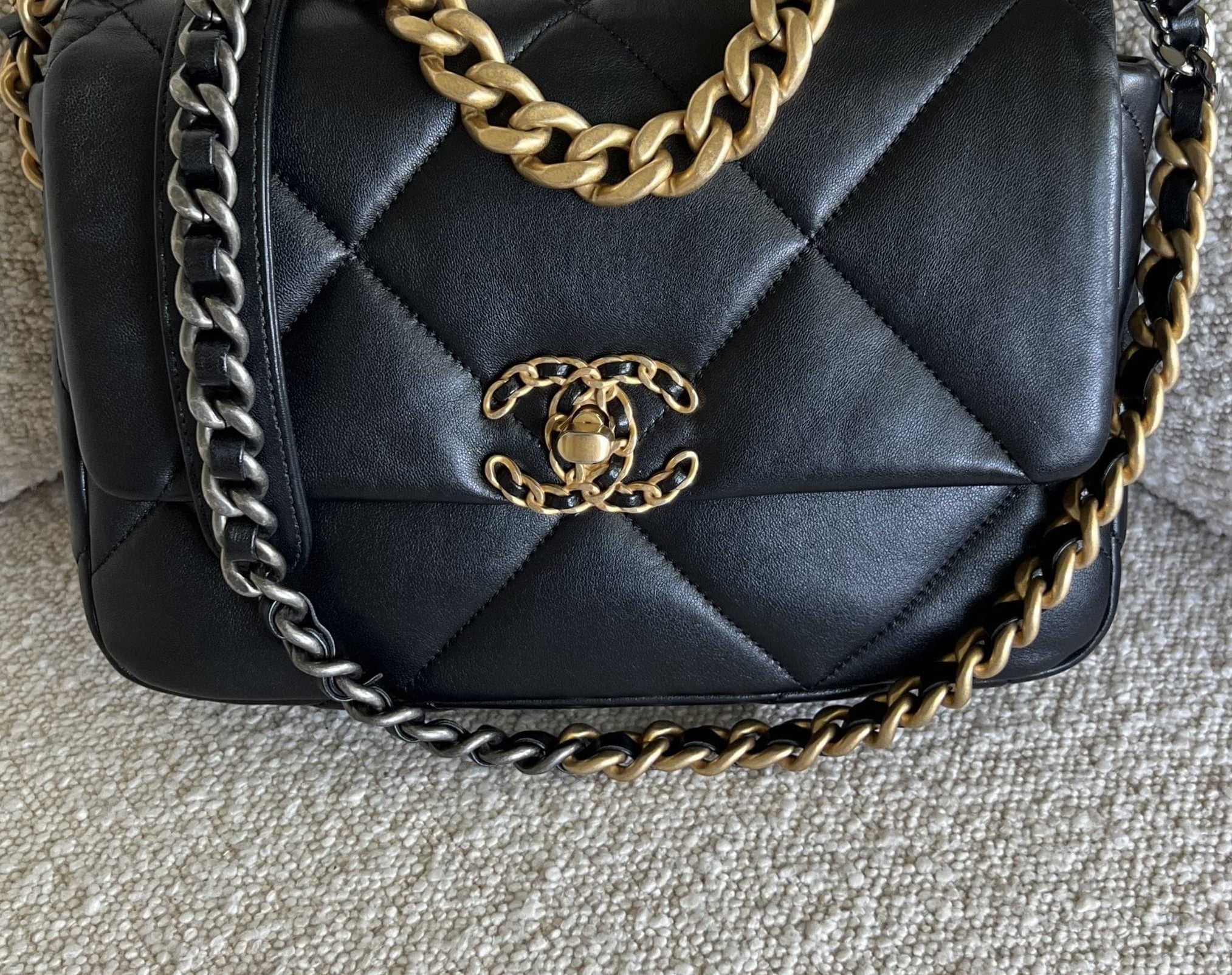 CHANEL Handbag 22C Black Lambskin Quilted 19 Flap Small MHW -Knockoff
