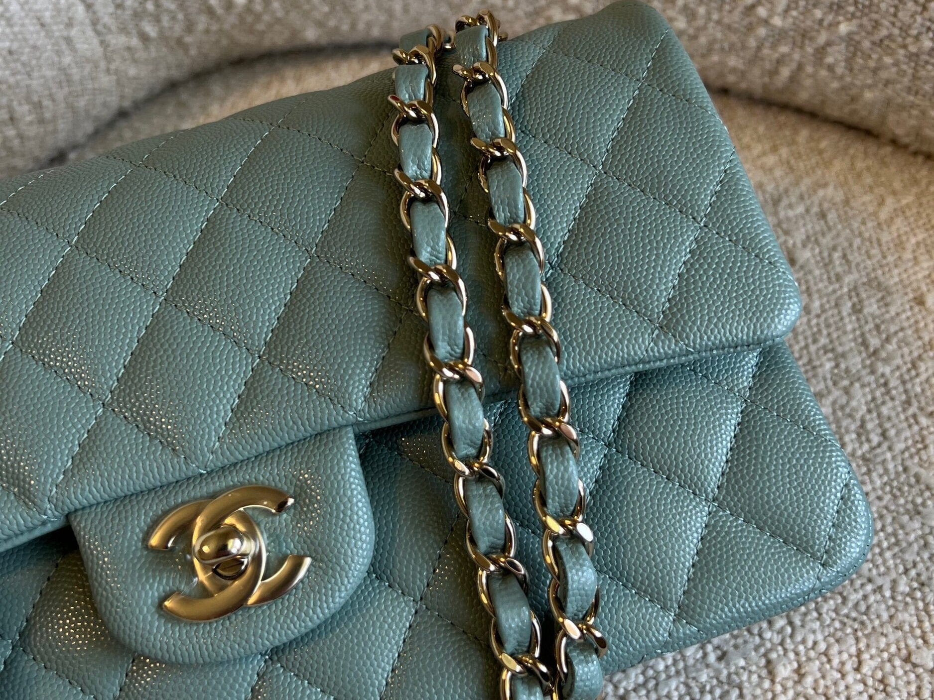 CHANEL Handbag 22C Dark Green Caviar Classic Flap Quilted Medium LGHW -Knockoff
