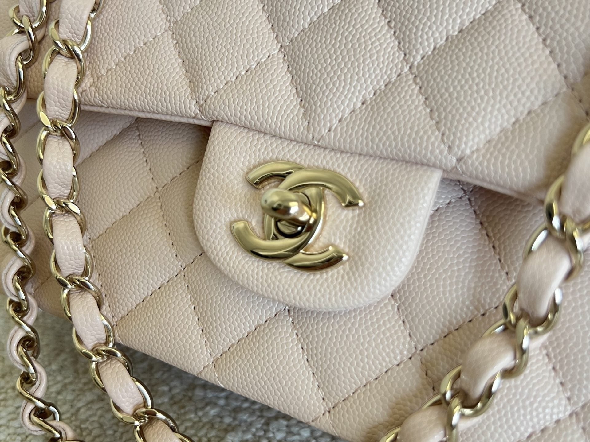 CHANEL Handbag 22C Light Beige Caviar Quilted Classic Flap Medium LGHW -Knockoff
