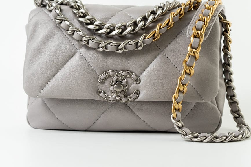 CHANEL Handbag 22C Light Grey Lambskin Quilted 19 Flap Small -Knockoff
