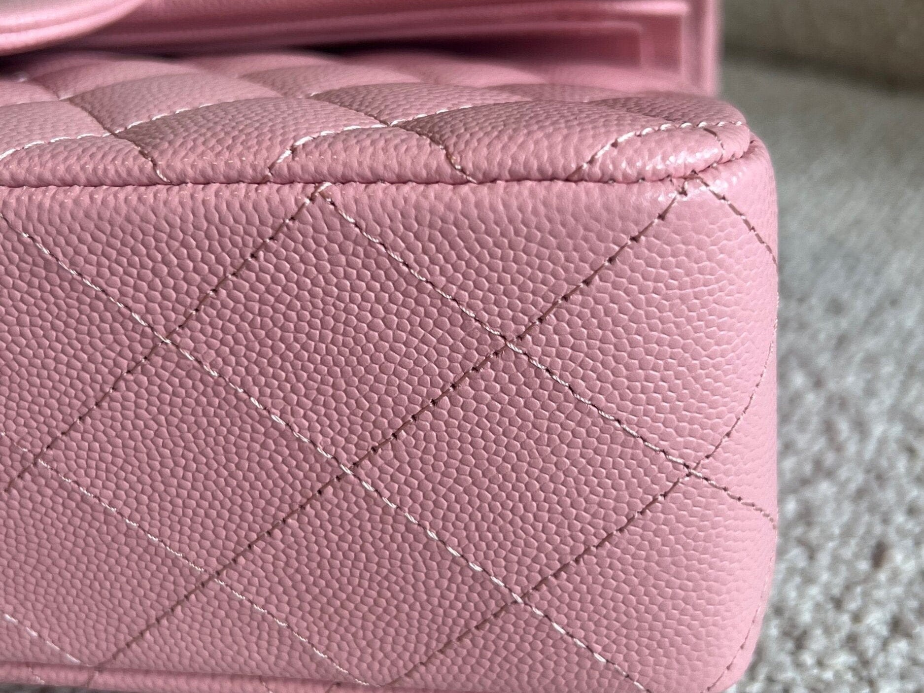 CHANEL Handbag 22C Sakura Pink Caviar Quilted Classic Flap Small LGHW -Knockoff
