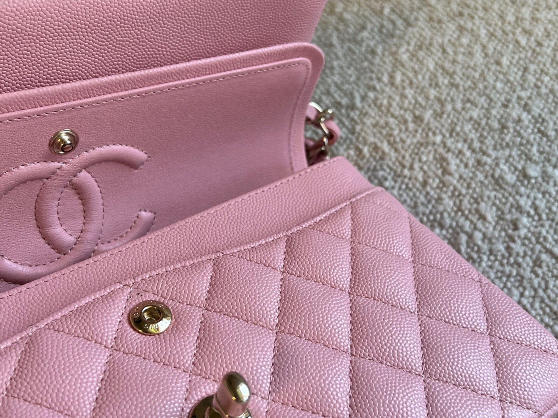 CHANEL Handbag 22C Sakura Pink Caviar Quilted Classic Flap Small LGHW -Knockoff
