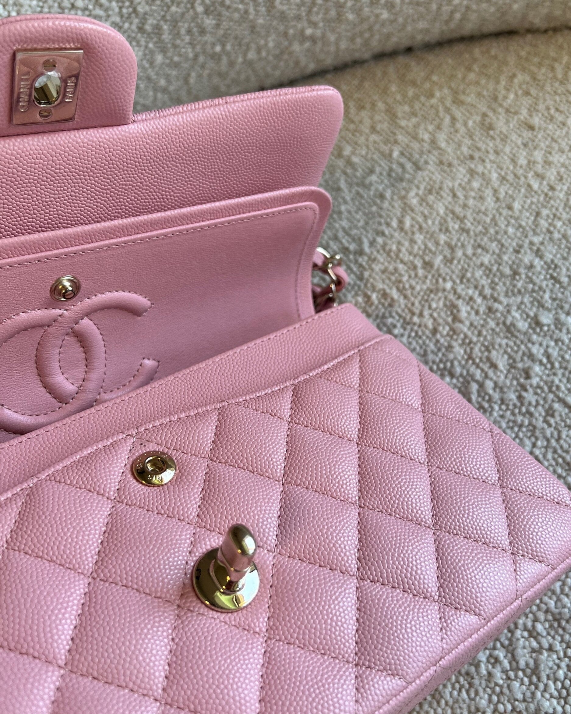 CHANEL Handbag 22C Sakura Pink Caviar Quilted Classic Flap Small LGHW -Knockoff
