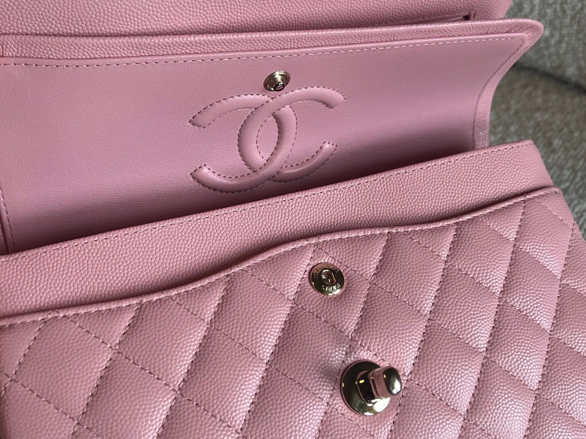 CHANEL Handbag 22C Sakura Pink Caviar Quilted Classic Flap Small LGHW -Knockoff
