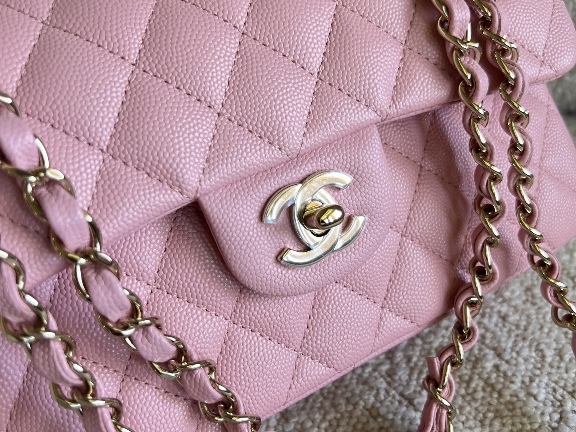 CHANEL Handbag 22C Sakura Pink Caviar Quilted Classic Flap Small LGHW -Knockoff
