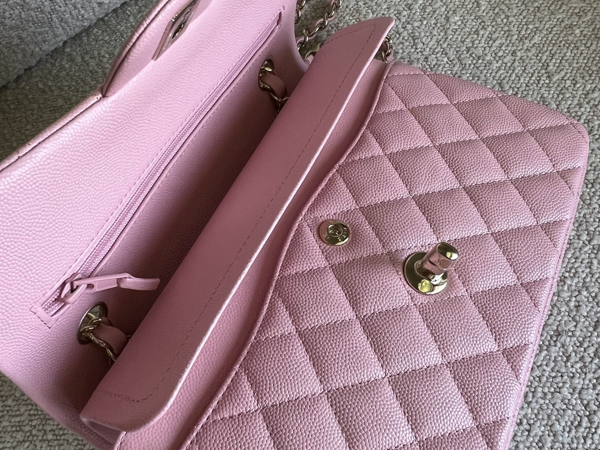 CHANEL Handbag 22C Sakura Pink Caviar Quilted Classic Flap Small LGHW -Knockoff
