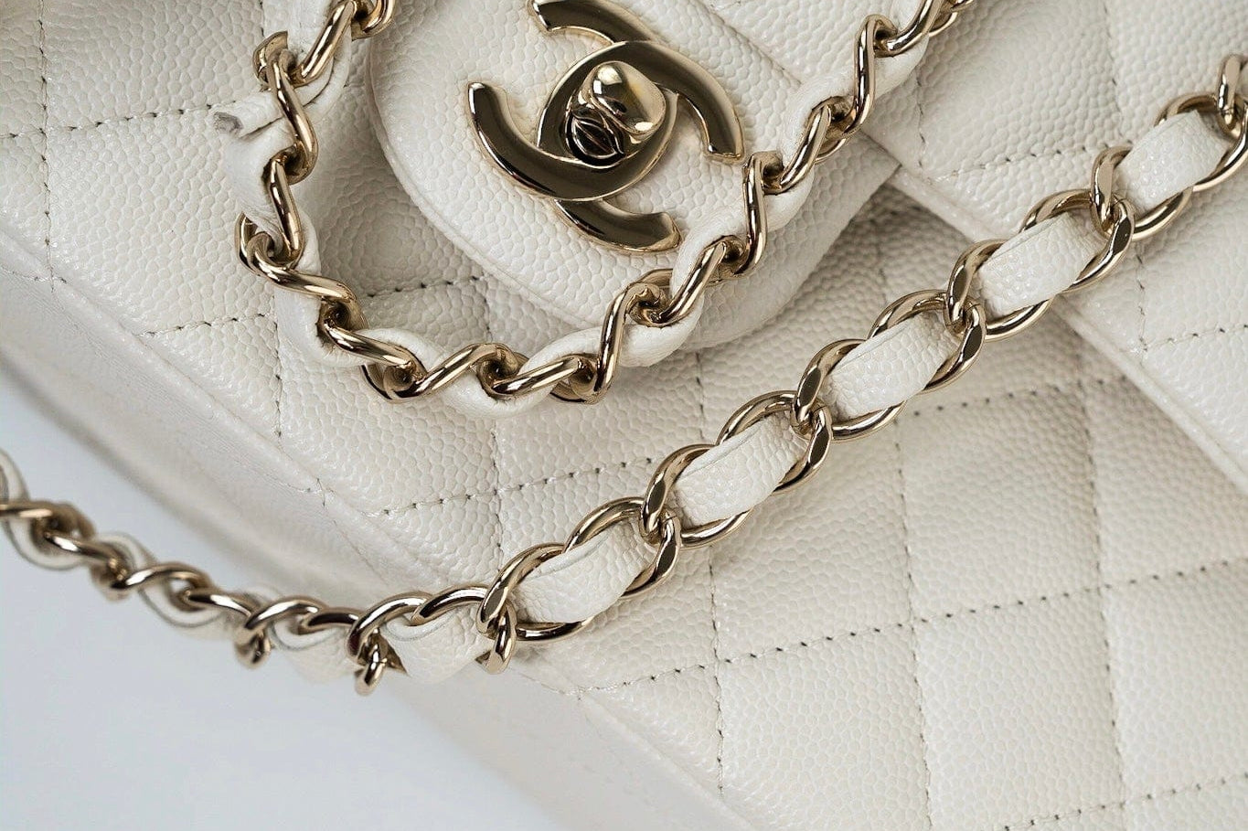 CHANEL Handbag 22C White Caviar Quilted Classic Flap Small Light Gold Hardware -Knockoff
