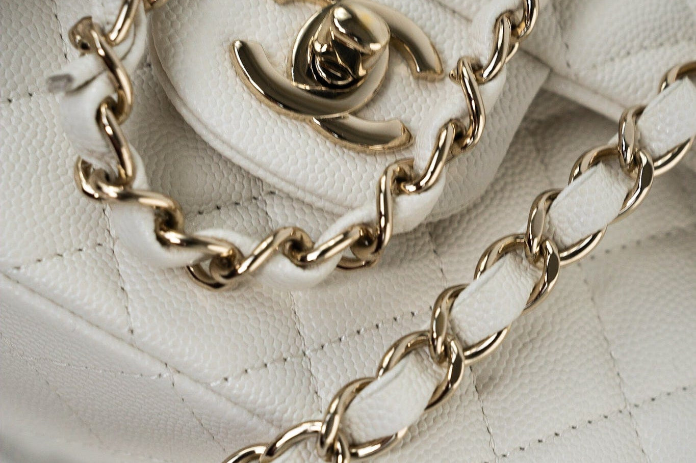 CHANEL Handbag 22C White Caviar Quilted Classic Flap Small Light Gold Hardware -Knockoff
