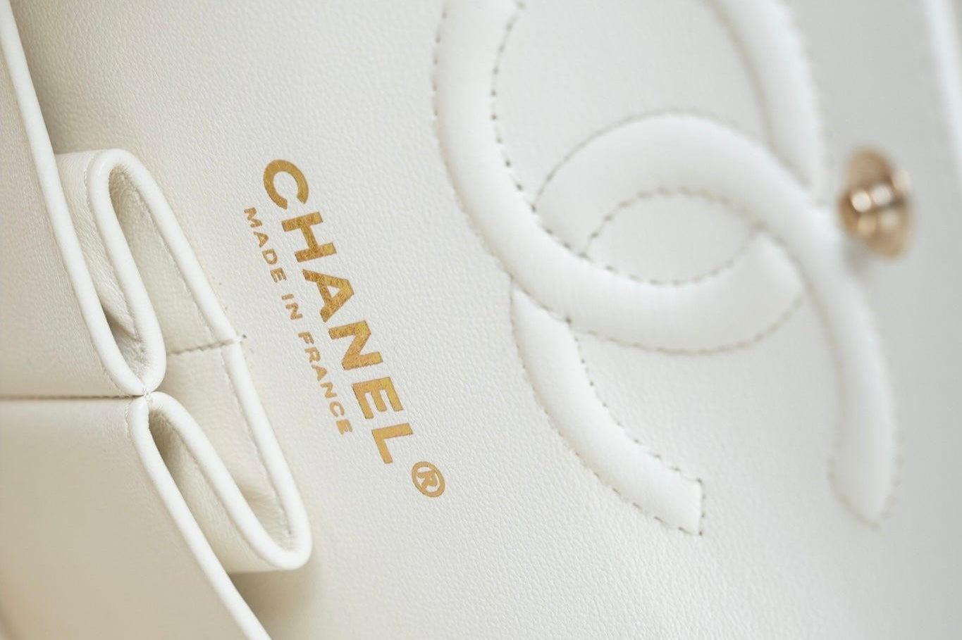 CHANEL Handbag 22C White Caviar Quilted Classic Flap Small Light Gold Hardware -Knockoff
