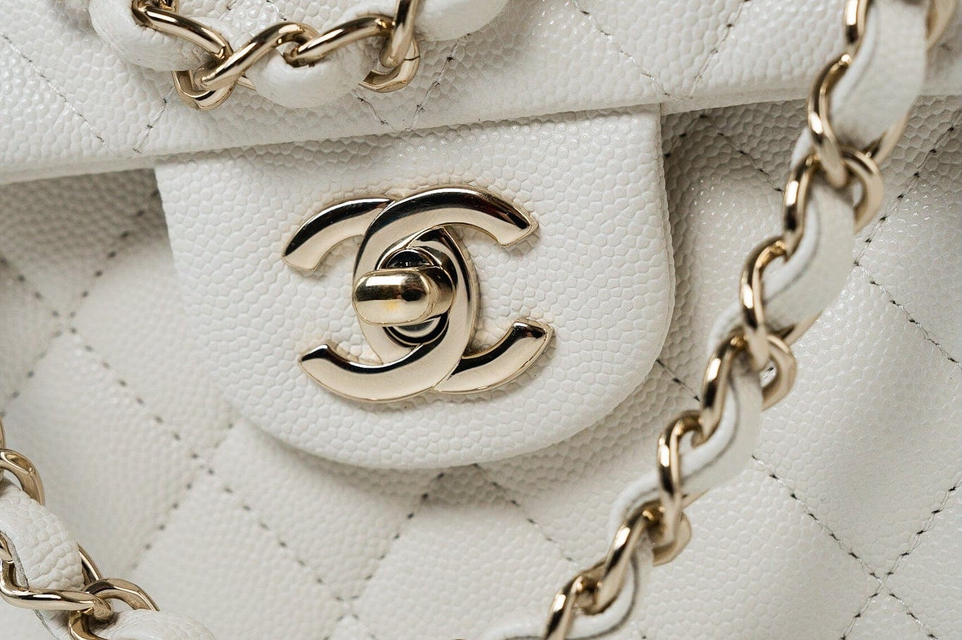 CHANEL Handbag 22C White Caviar Quilted Classic Flap Small Light Gold Hardware -Knockoff
