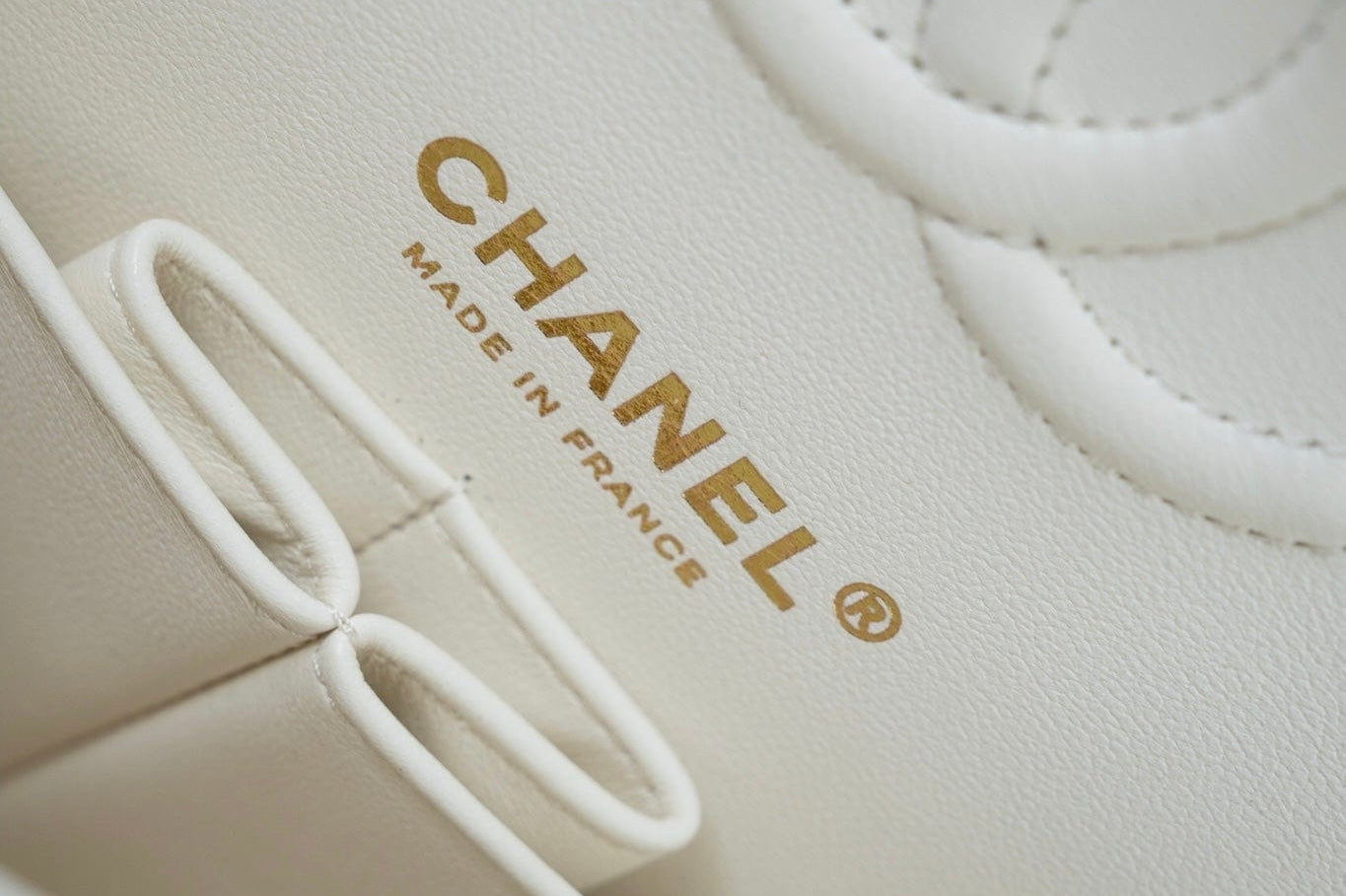 CHANEL Handbag 22C White Caviar Quilted Classic Flap Small Light Gold Hardware -Knockoff
