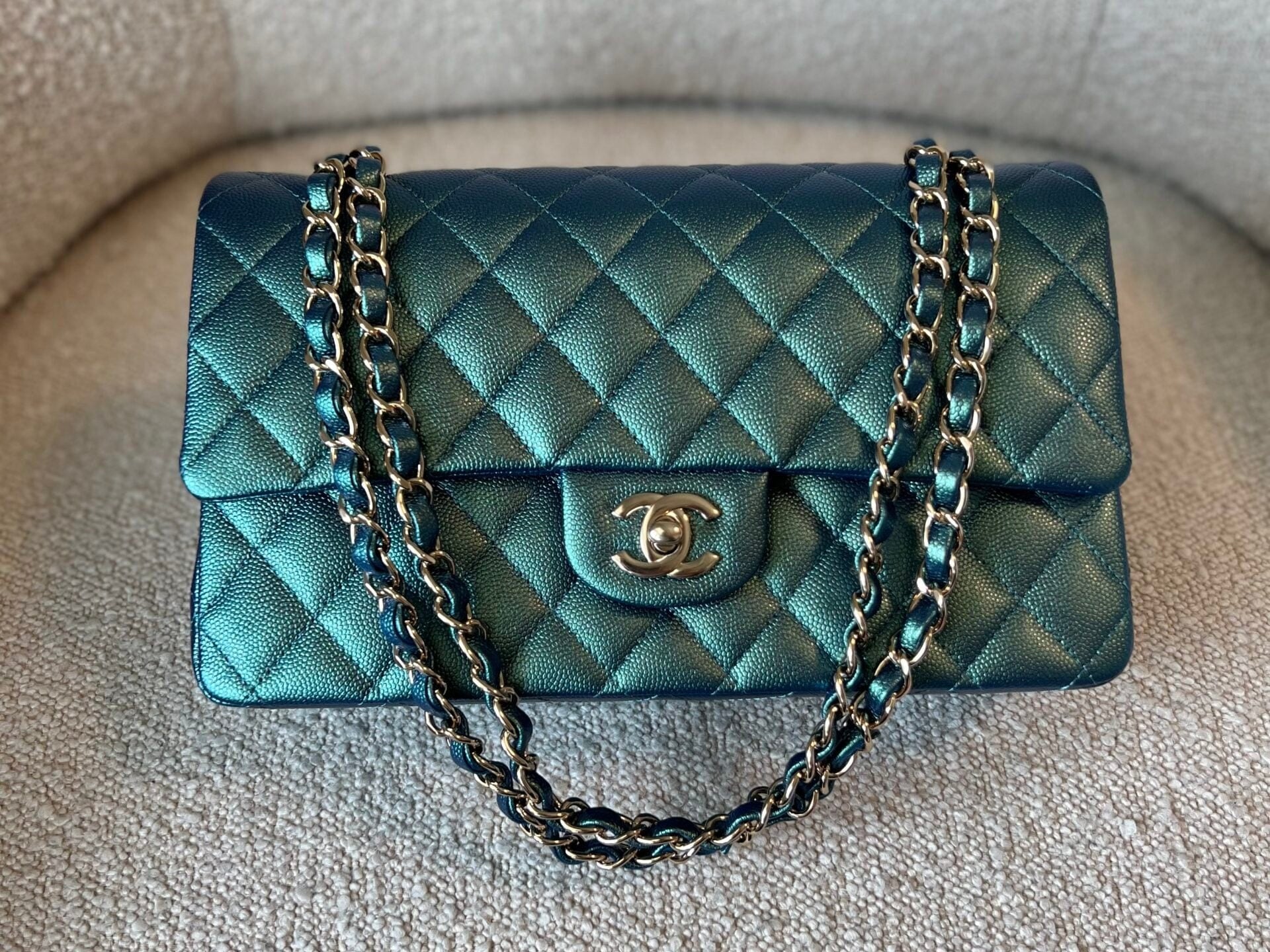 CHANEL Handbag 22P Iridescent Green Caviar Quilted Classic Flap Medium Light Gold Hardware -Knockoff
