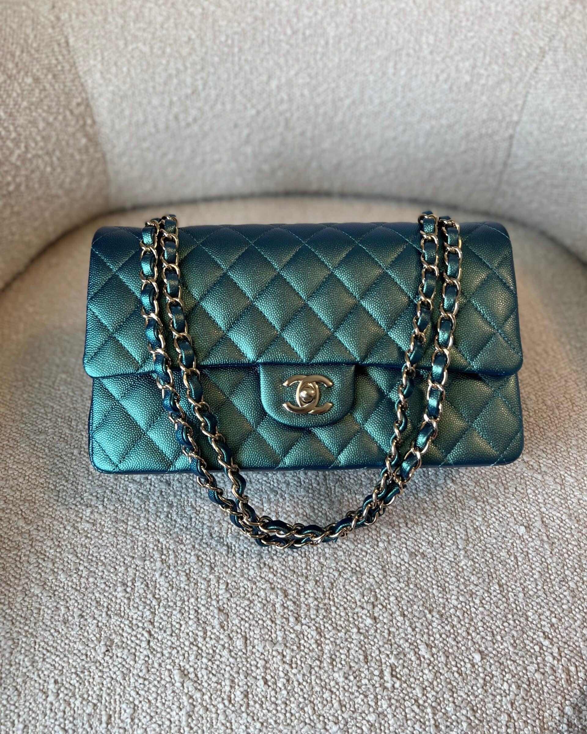 CHANEL Handbag 22P Iridescent Green Caviar Quilted Classic Flap Medium Light Gold Hardware -Knockoff
