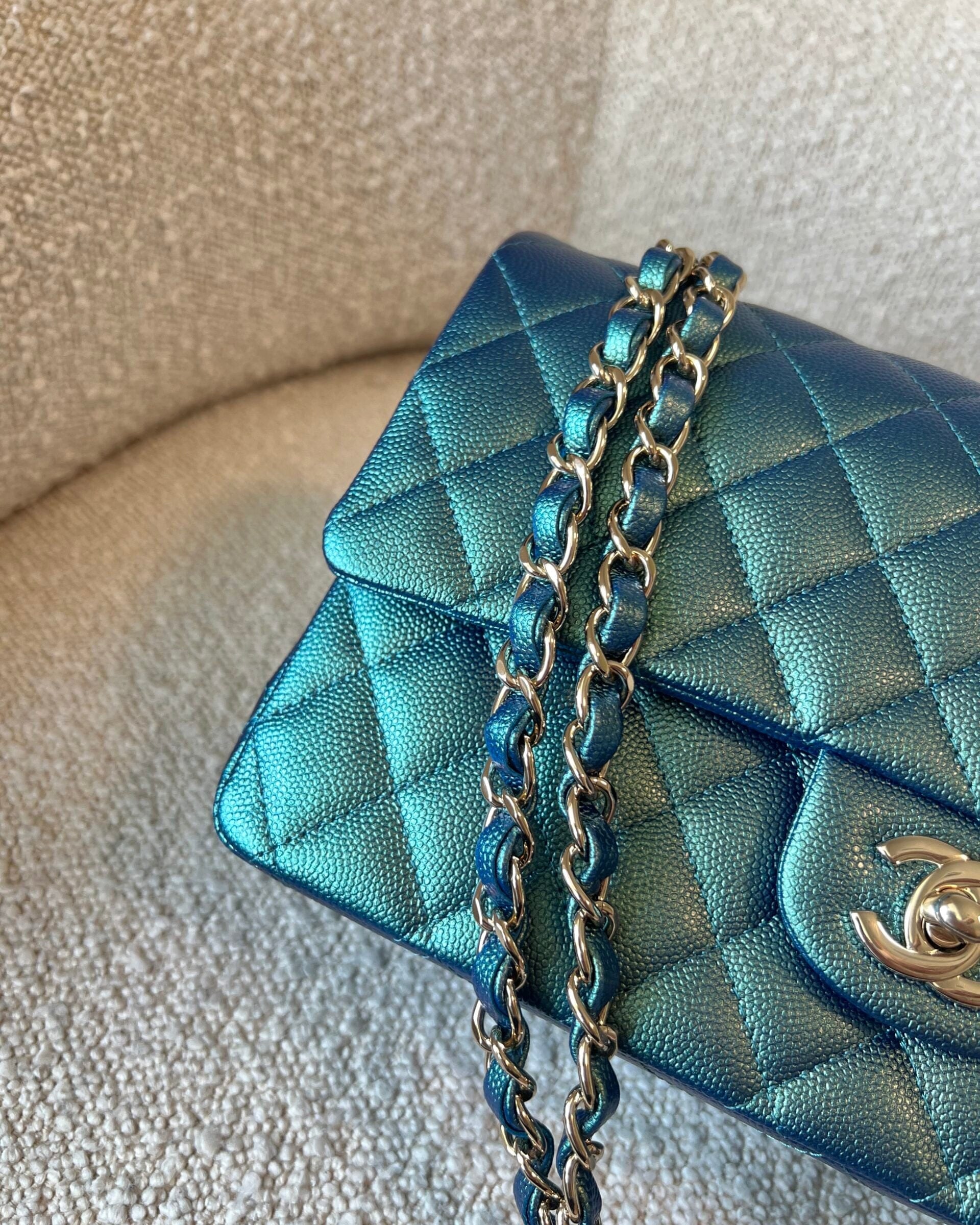 CHANEL Handbag 22P Iridescent Green Caviar Quilted Classic Flap Medium Light Gold Hardware -Knockoff
