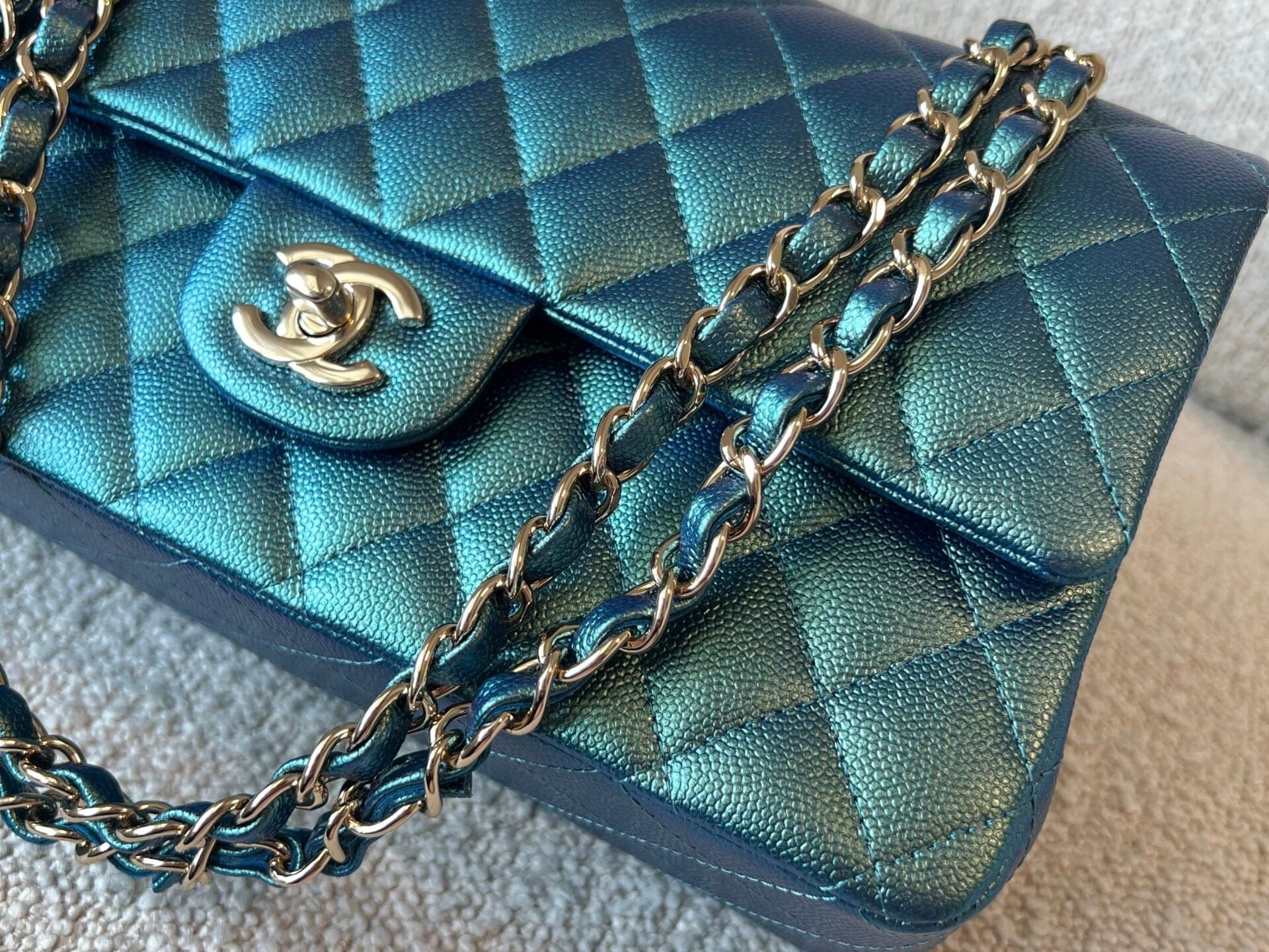 CHANEL Handbag 22P Iridescent Green Caviar Quilted Classic Flap Medium Light Gold Hardware -Knockoff
