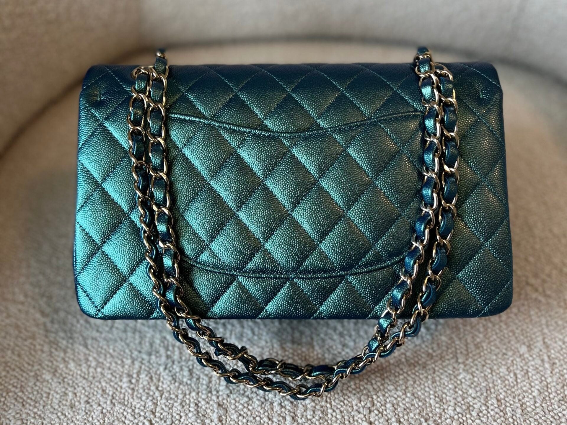 CHANEL Handbag 22P Iridescent Green Caviar Quilted Classic Flap Medium Light Gold Hardware -Knockoff
