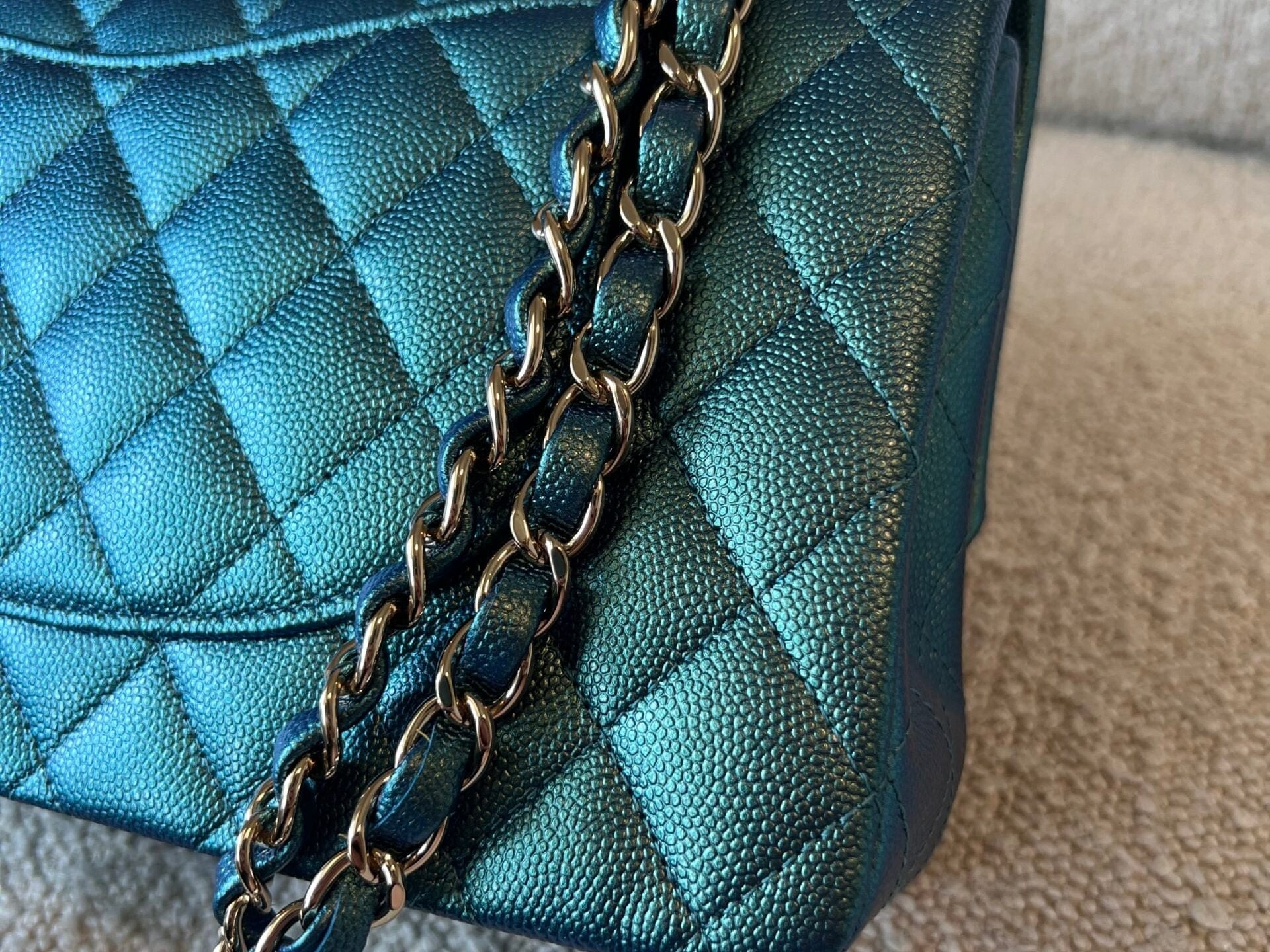 CHANEL Handbag 22P Iridescent Green Caviar Quilted Classic Flap Medium Light Gold Hardware -Knockoff
