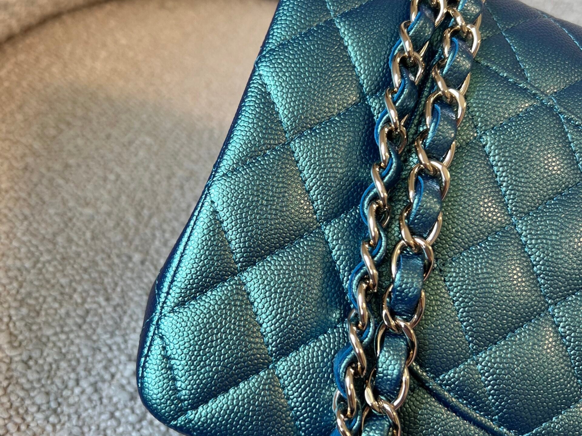 CHANEL Handbag 22P Iridescent Green Caviar Quilted Classic Flap Medium Light Gold Hardware -Knockoff
