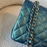 CHANEL Handbag 22P Iridescent Green Caviar Quilted Classic Flap Medium Light Gold Hardware -Knockoff
