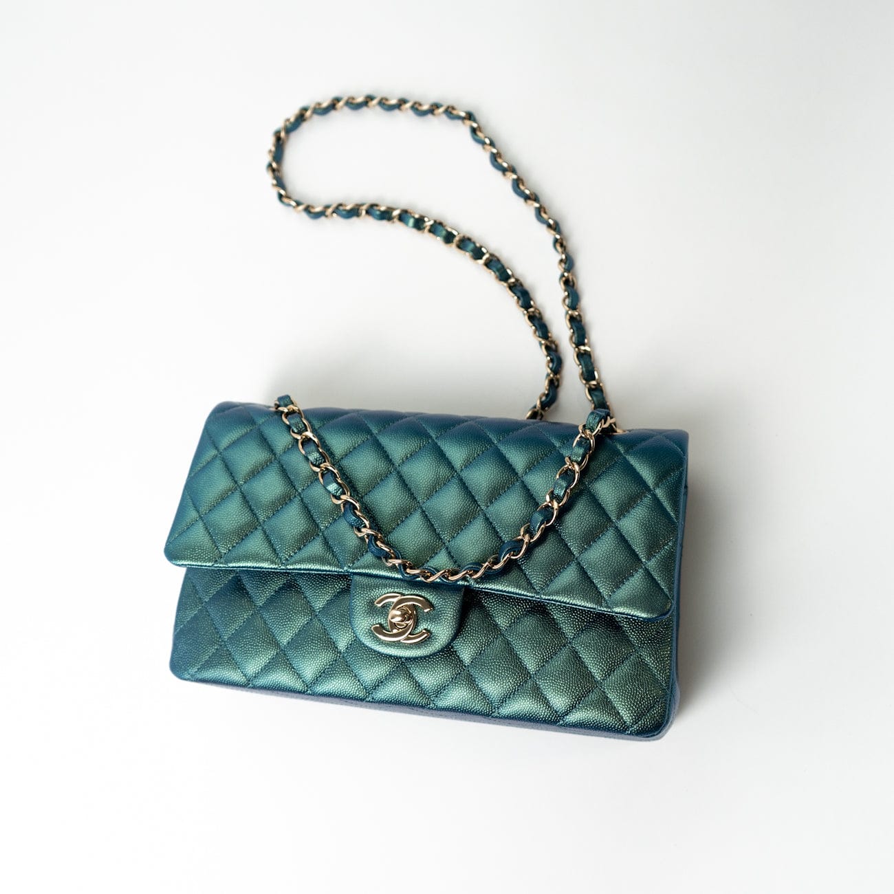 CHANEL Handbag 22P Iridescent Green Caviar Quilted Classic Flap Medium Light Gold Hardware -Knockoff
