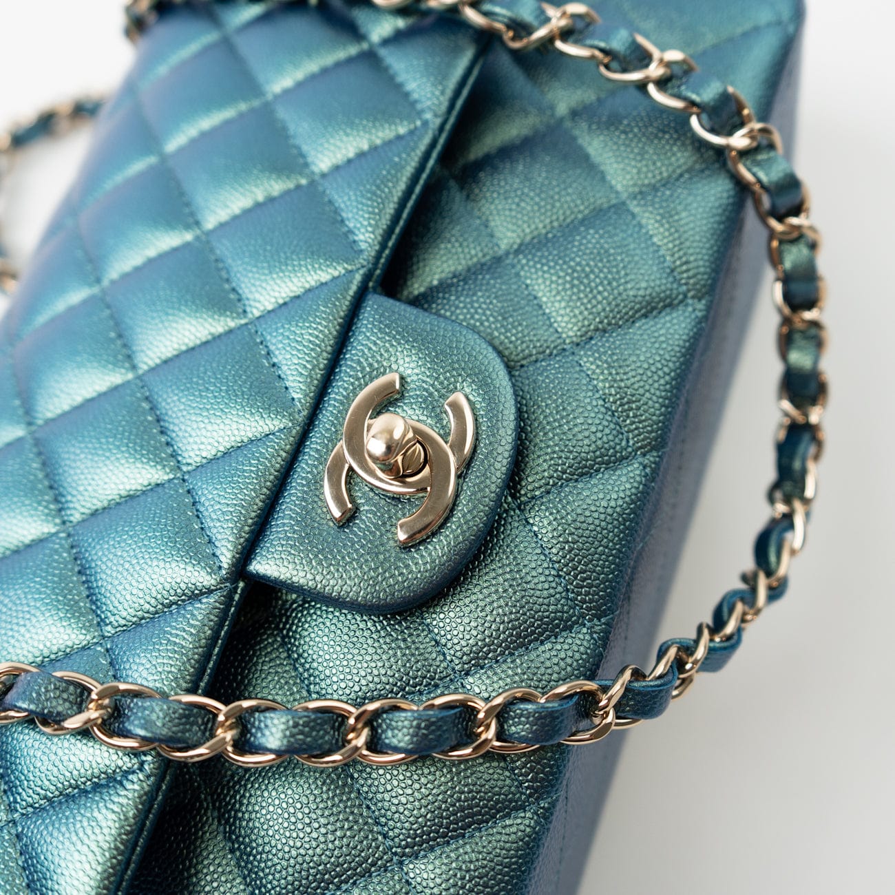 CHANEL Handbag 22P Iridescent Green Caviar Quilted Classic Flap Medium Light Gold Hardware -Knockoff
