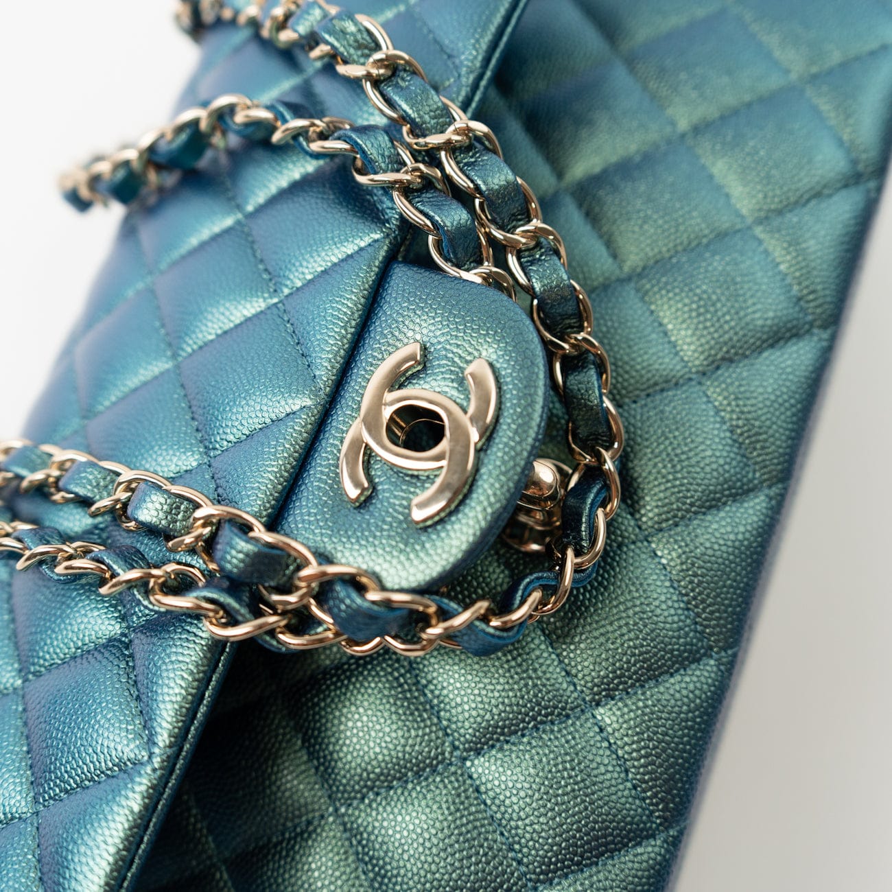 CHANEL Handbag 22P Iridescent Green Caviar Quilted Classic Flap Medium Light Gold Hardware -Knockoff
