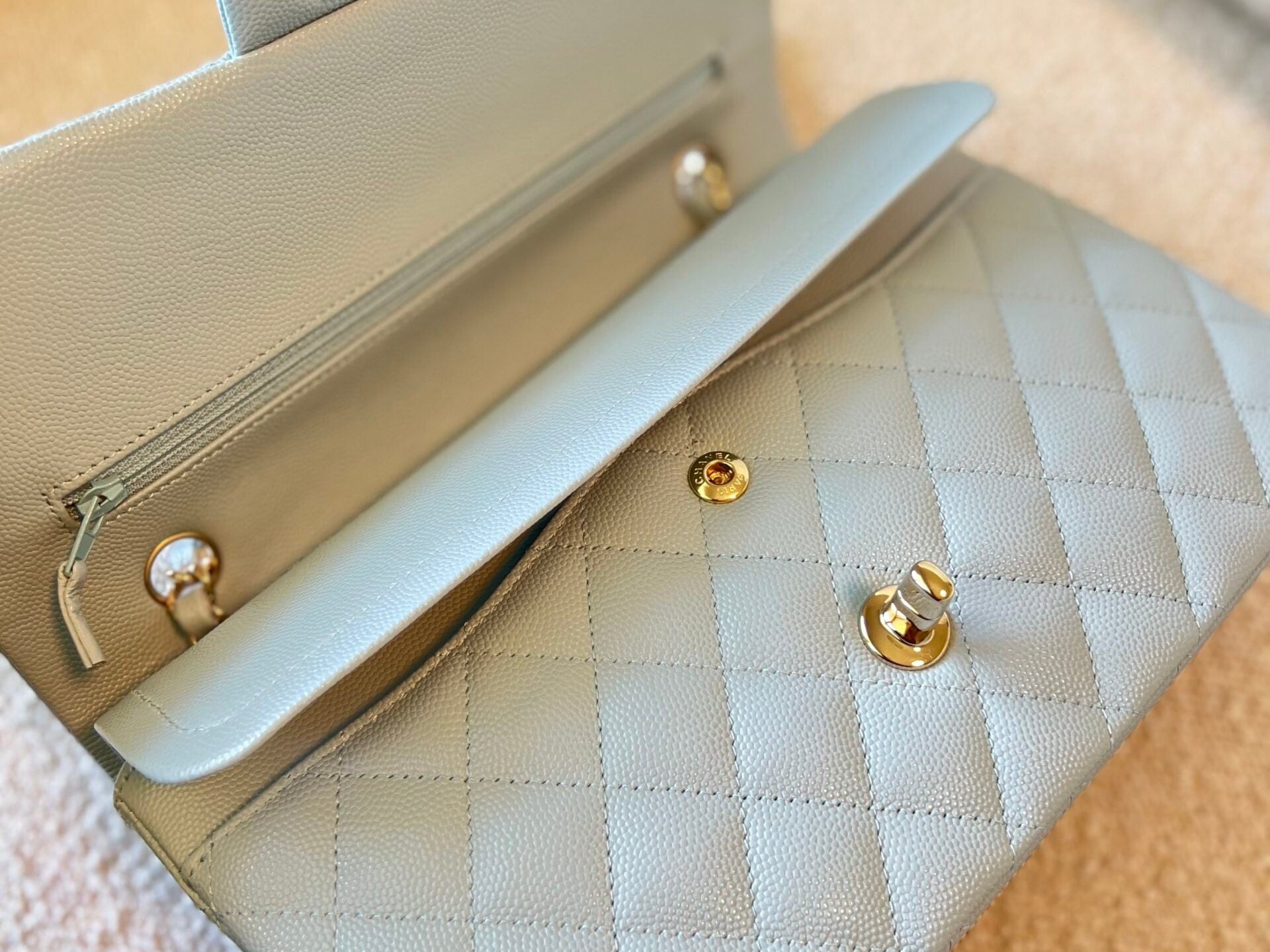 CHANEL Handbag 22P Light Blue Caviar Quilted Classic Flap Medium LGHW -Knockoff
