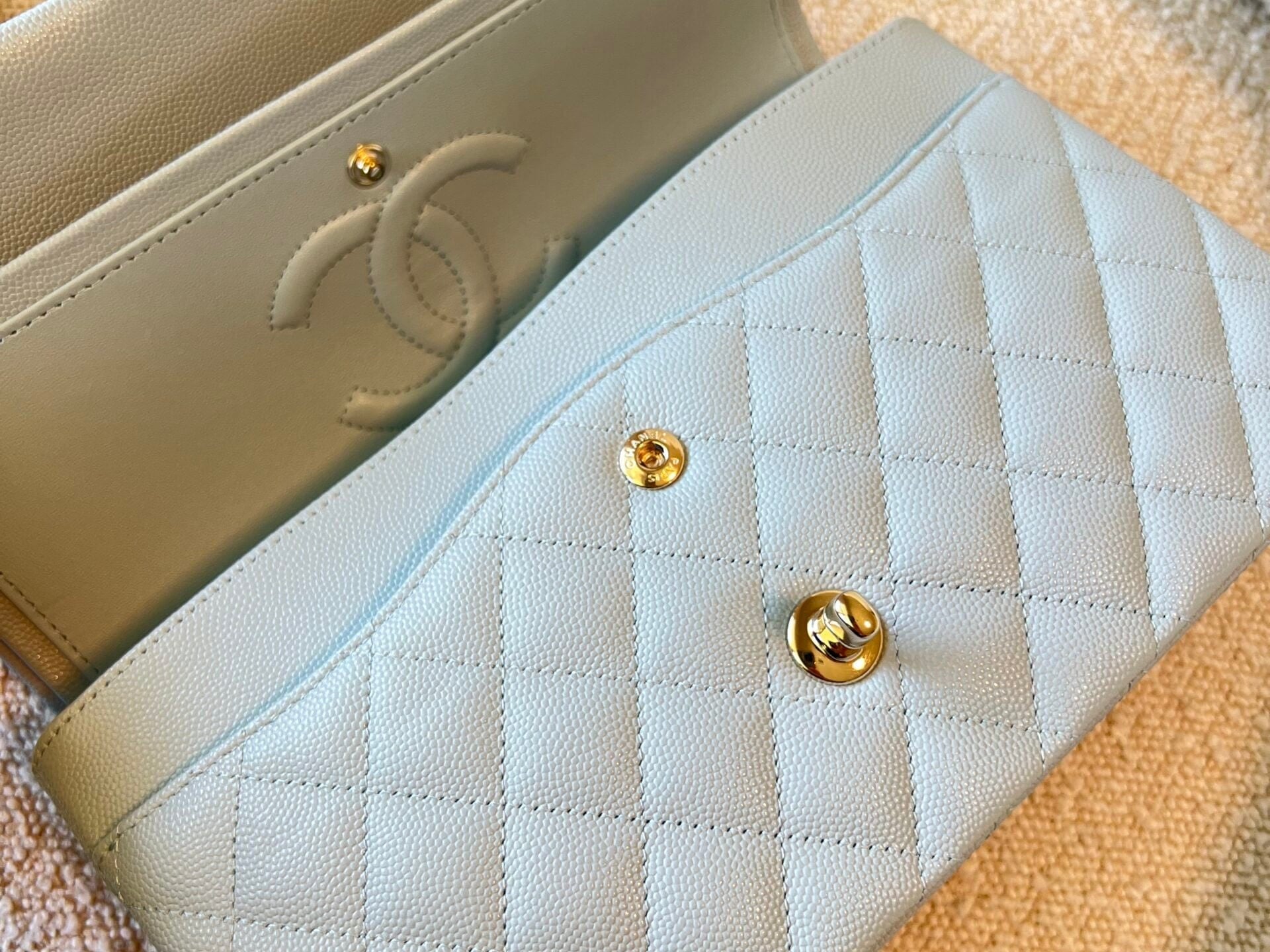 CHANEL Handbag 22P Light Blue Caviar Quilted Classic Flap Medium LGHW -Knockoff
