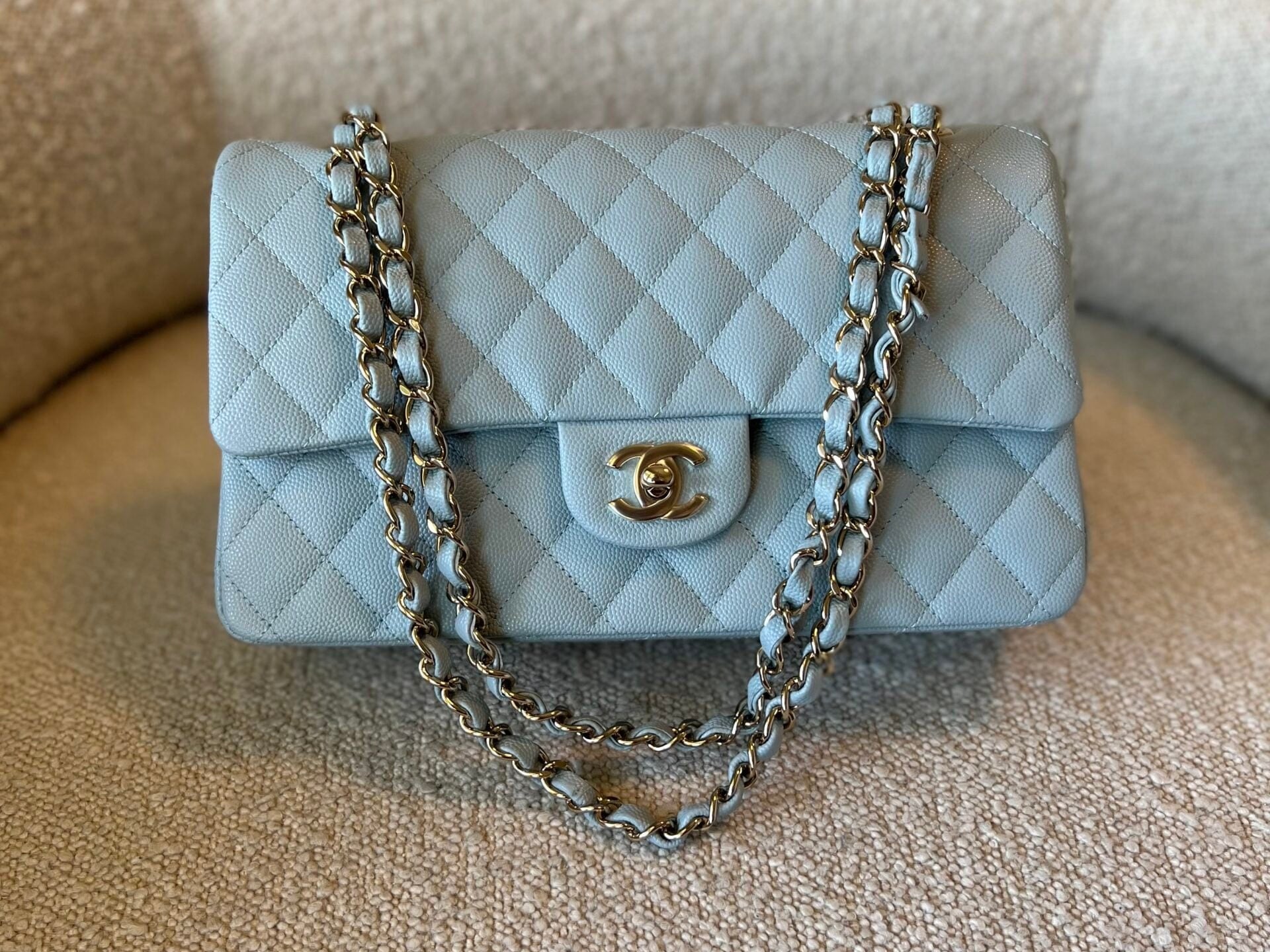 CHANEL Handbag 22P Light Blue Caviar Quilted Classic Flap Medium LGHW -Knockoff
