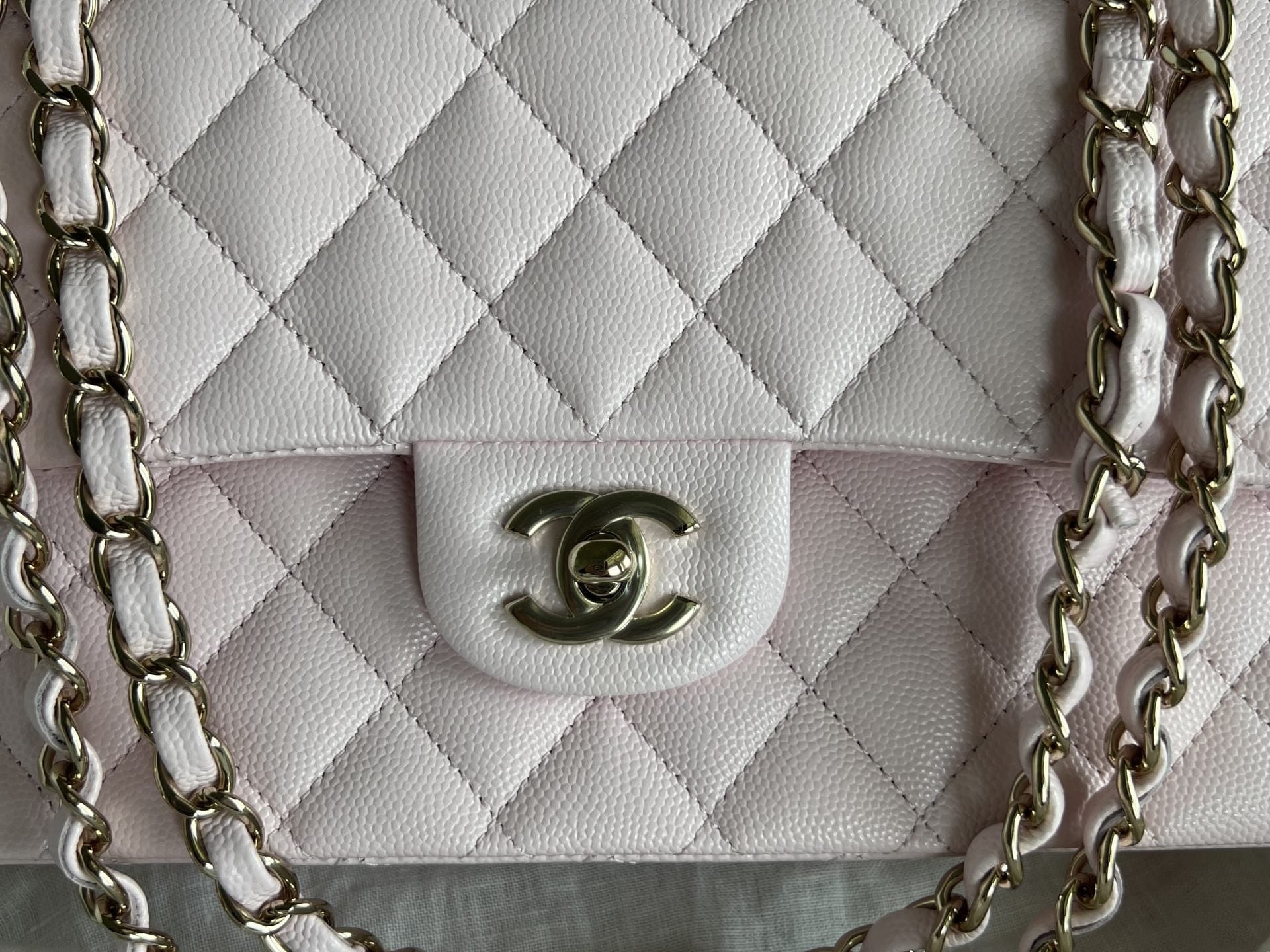 CHANEL Handbag 22P Light Pink Caviar Quilted Classic Flap Medium LGHW -Knockoff
