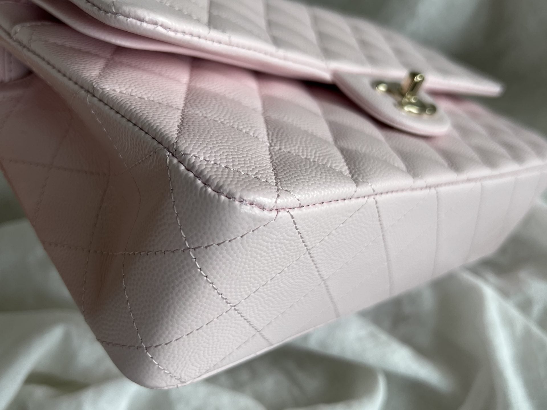 CHANEL Handbag 22P Light Pink Caviar Quilted Classic Flap Medium LGHW -Knockoff
