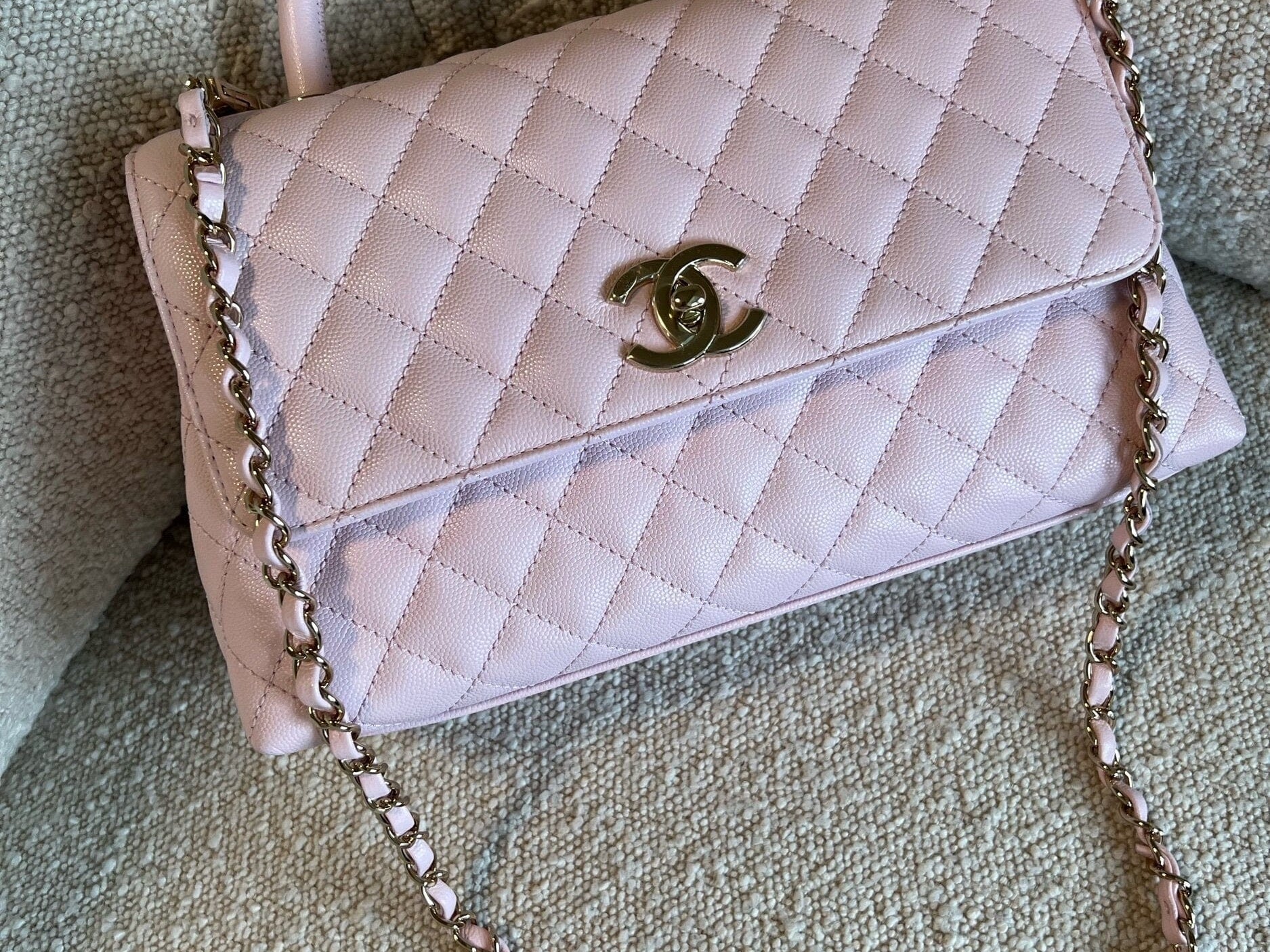 CHANEL Handbag 22P Light Pink Caviar Quilted Coco Handle Medium LGHW -Knockoff
