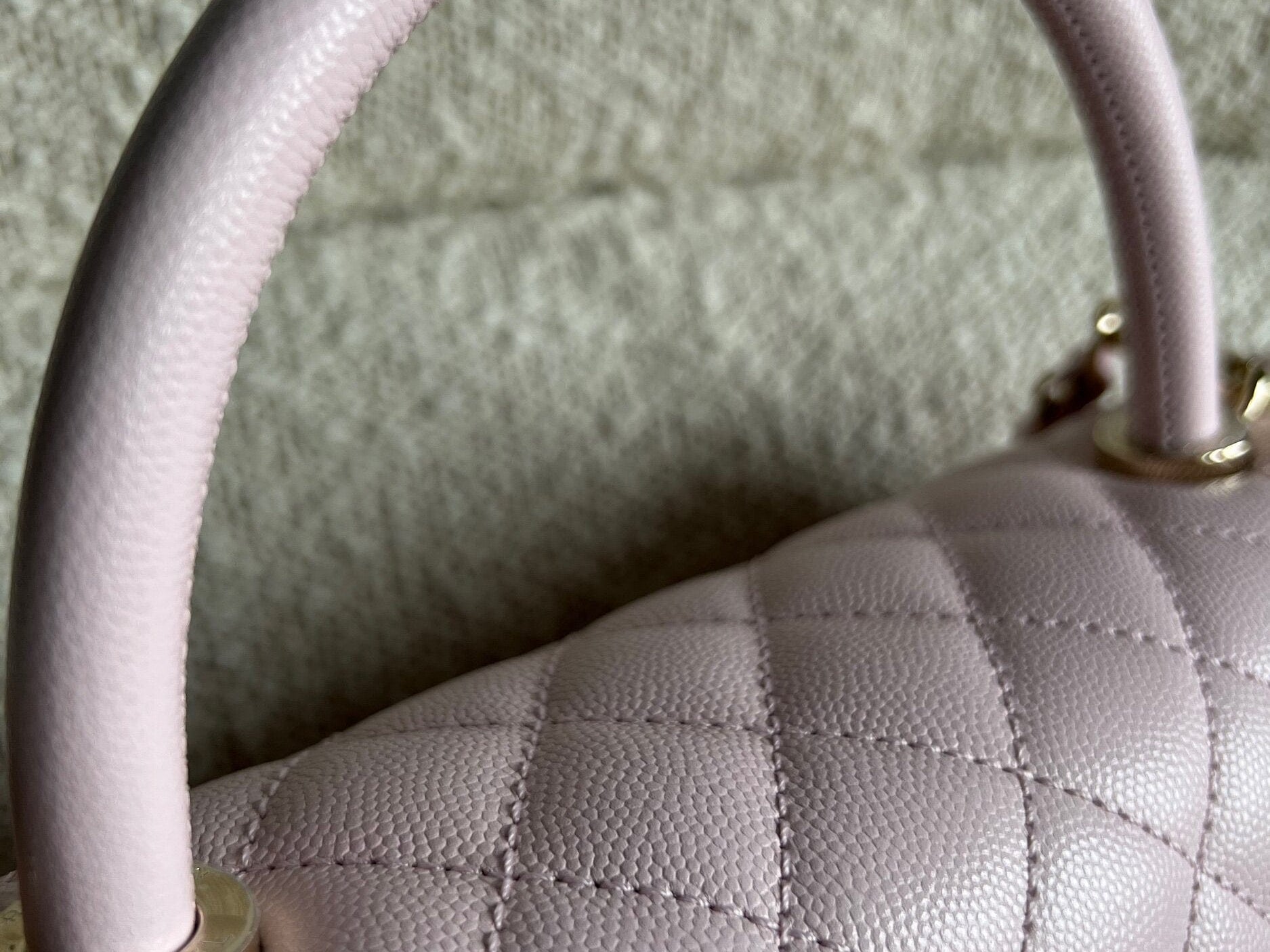 CHANEL Handbag 22P Light Pink Caviar Quilted Coco Handle Medium LGHW -Knockoff
