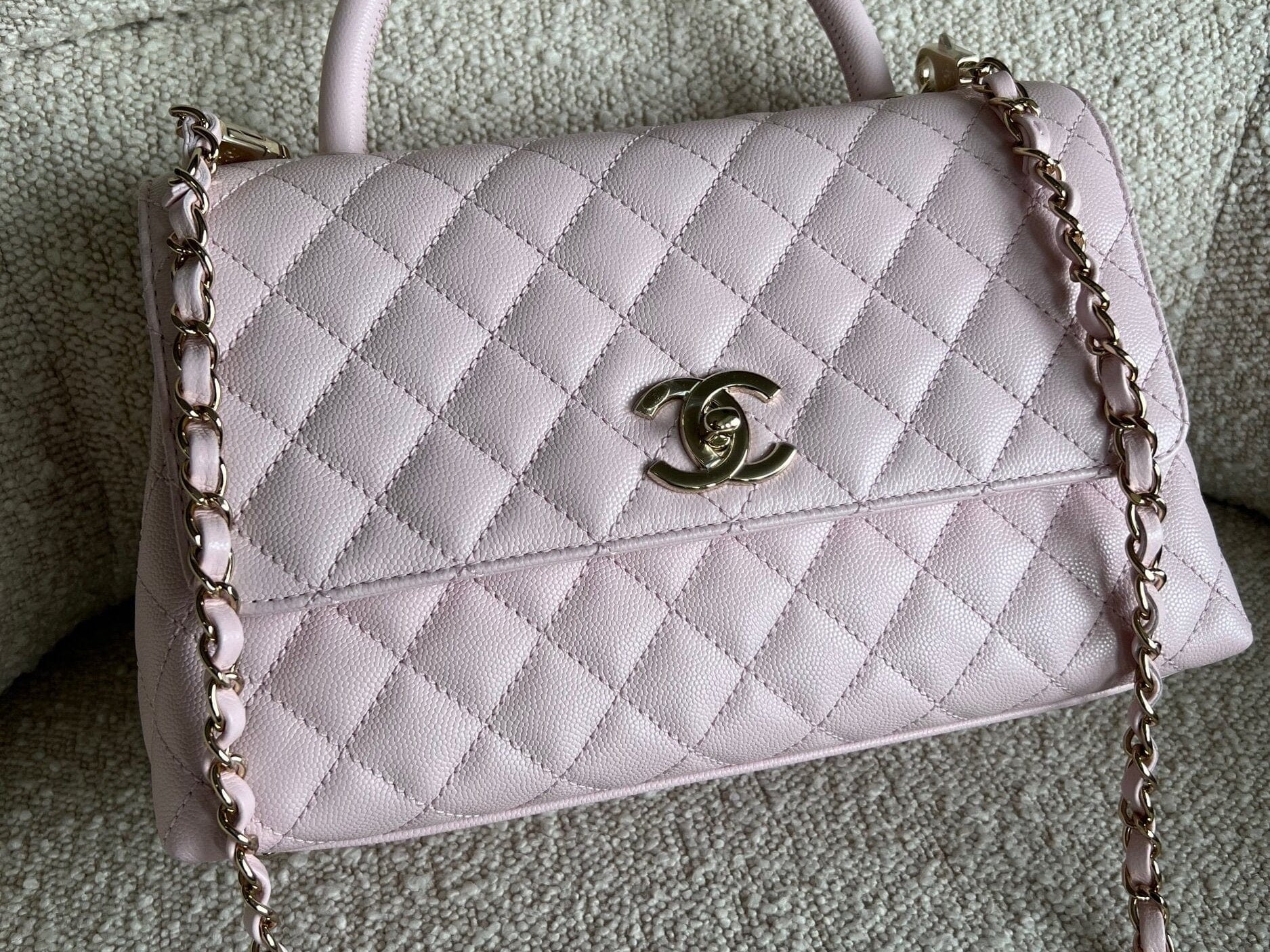 CHANEL Handbag 22P Light Pink Caviar Quilted Coco Handle Medium LGHW -Knockoff
