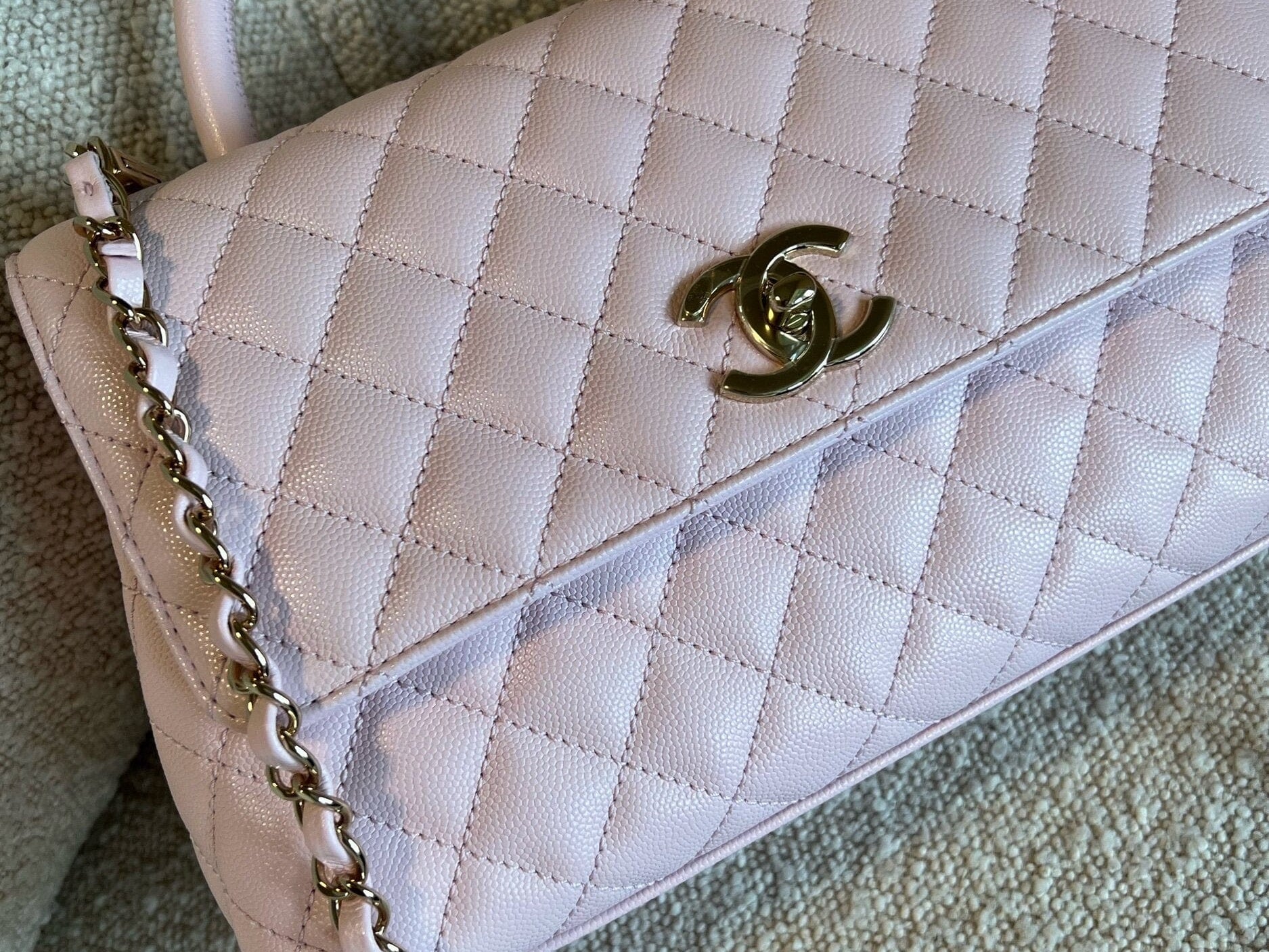 CHANEL Handbag 22P Light Pink Caviar Quilted Coco Handle Medium LGHW -Knockoff
