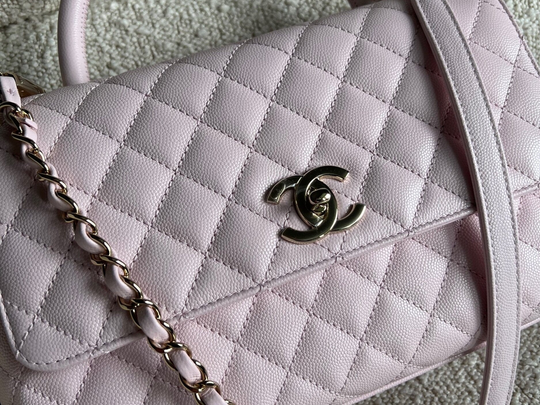 CHANEL Handbag 22P Light Pink Caviar Quilted Coco Handle Medium LGHW -Knockoff
