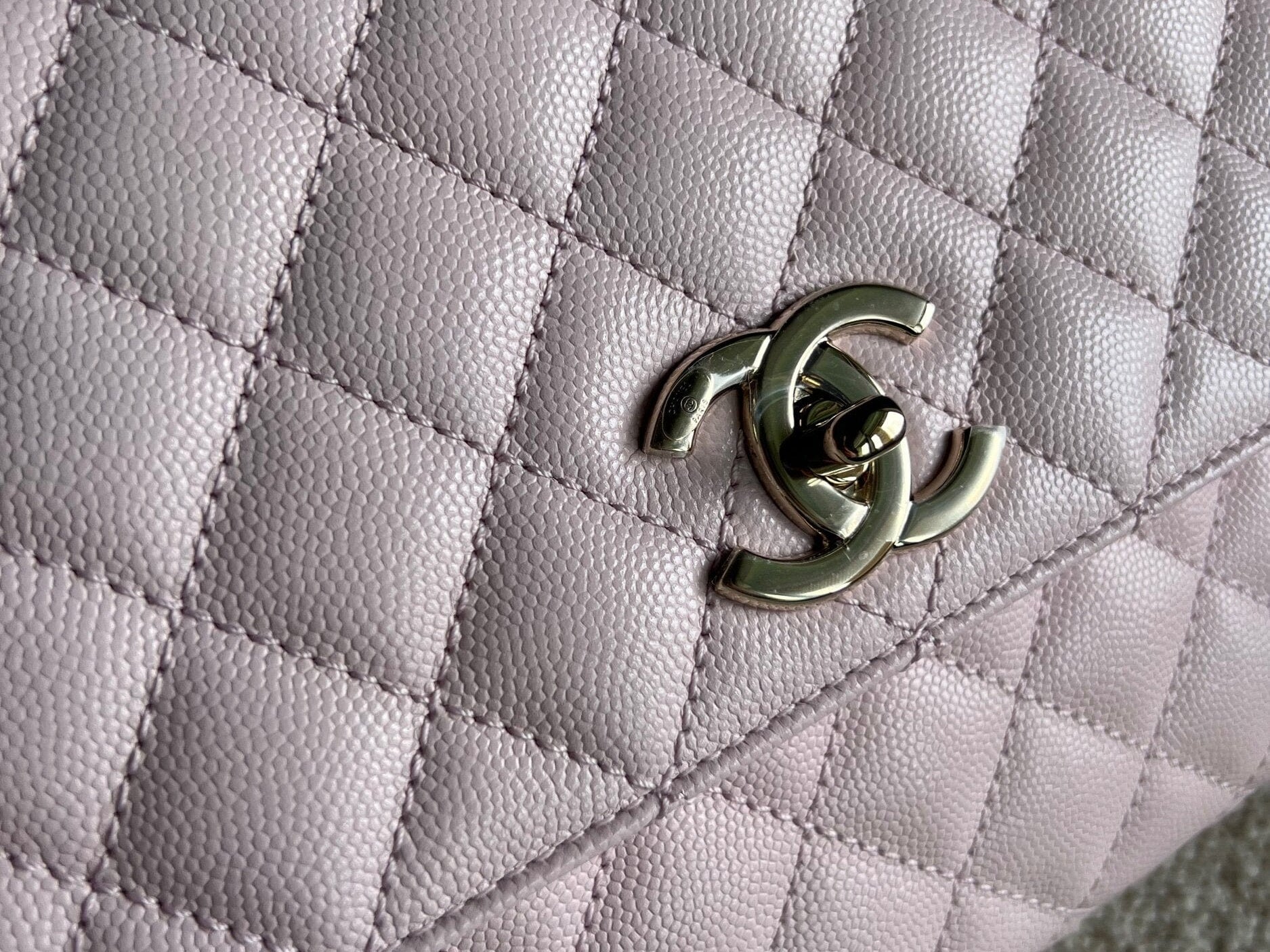 CHANEL Handbag 22P Light Pink Caviar Quilted Coco Handle Medium LGHW -Knockoff
