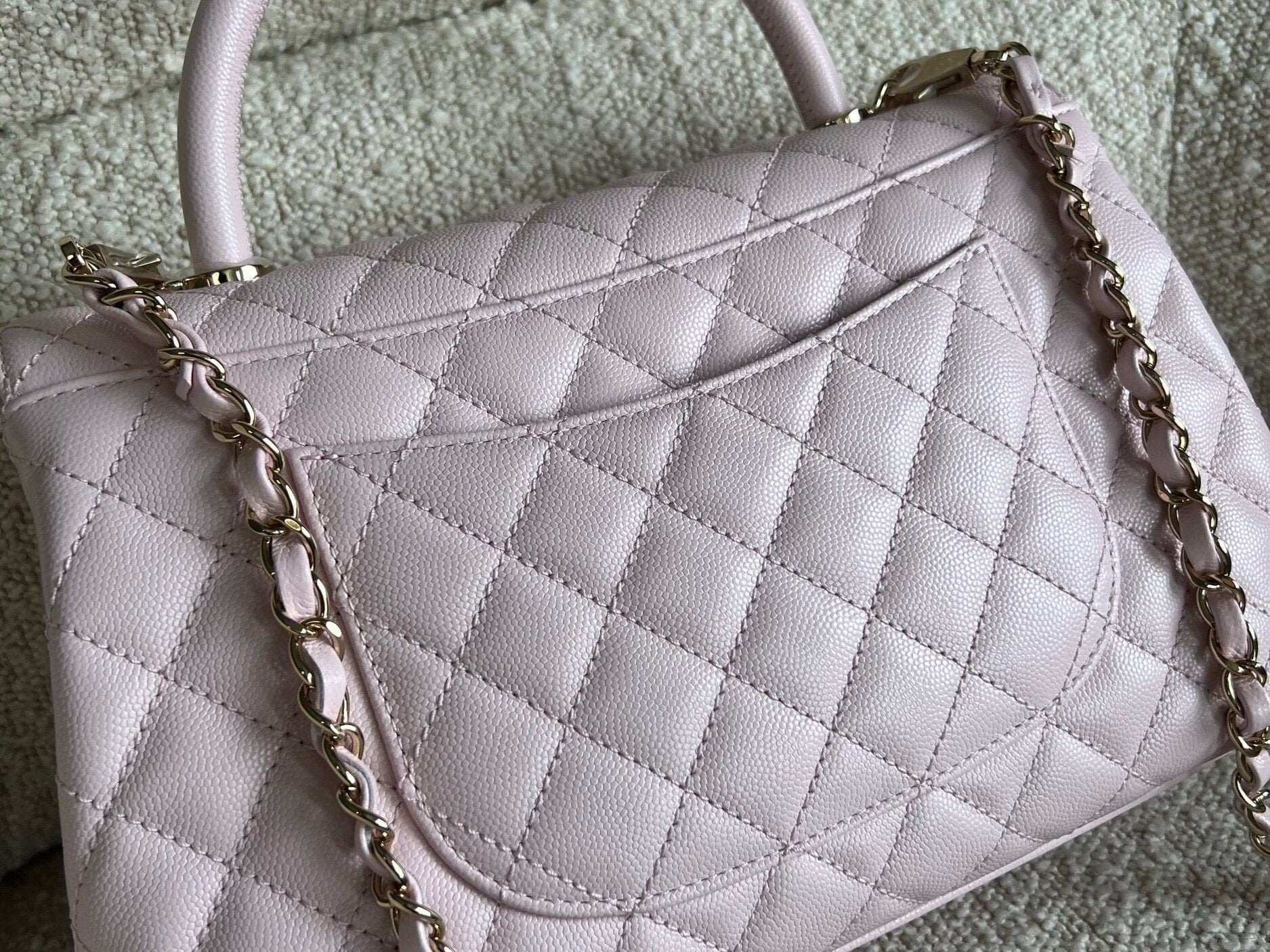 CHANEL Handbag 22P Light Pink Caviar Quilted Coco Handle Medium LGHW -Knockoff
