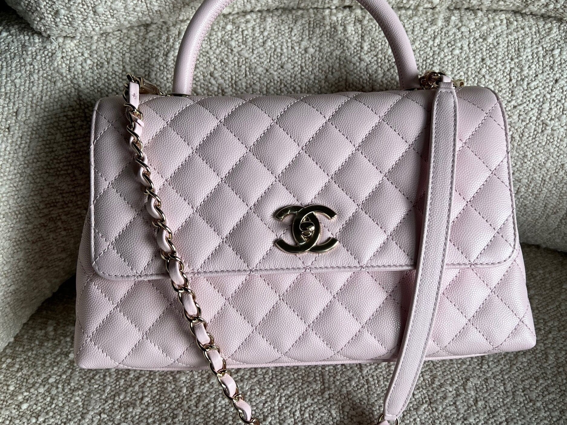 CHANEL Handbag 22P Light Pink Caviar Quilted Coco Handle Medium LGHW -Knockoff
