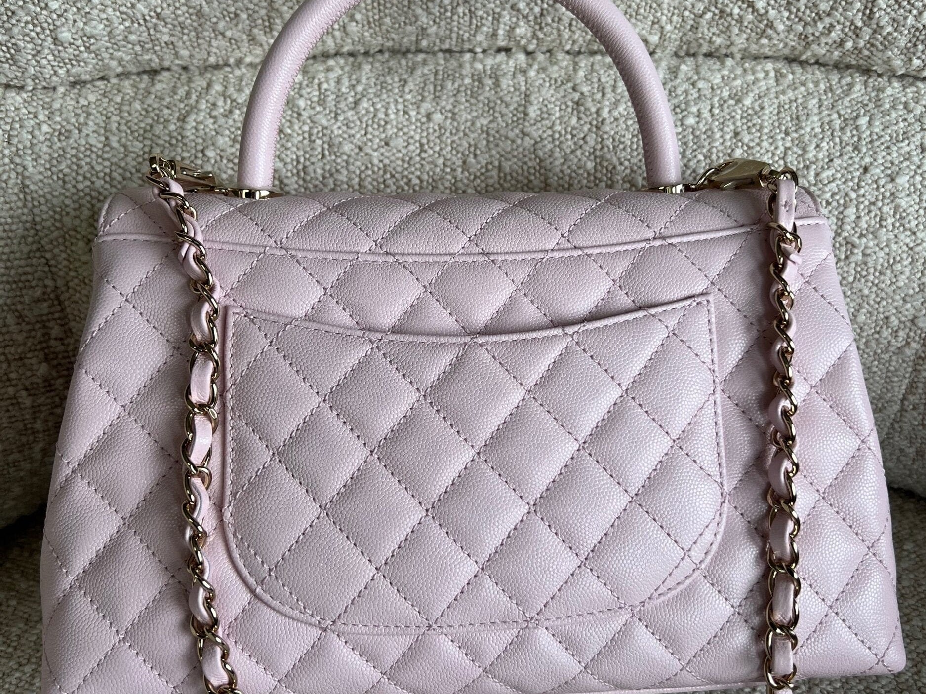 CHANEL Handbag 22P Light Pink Caviar Quilted Coco Handle Medium LGHW -Knockoff
