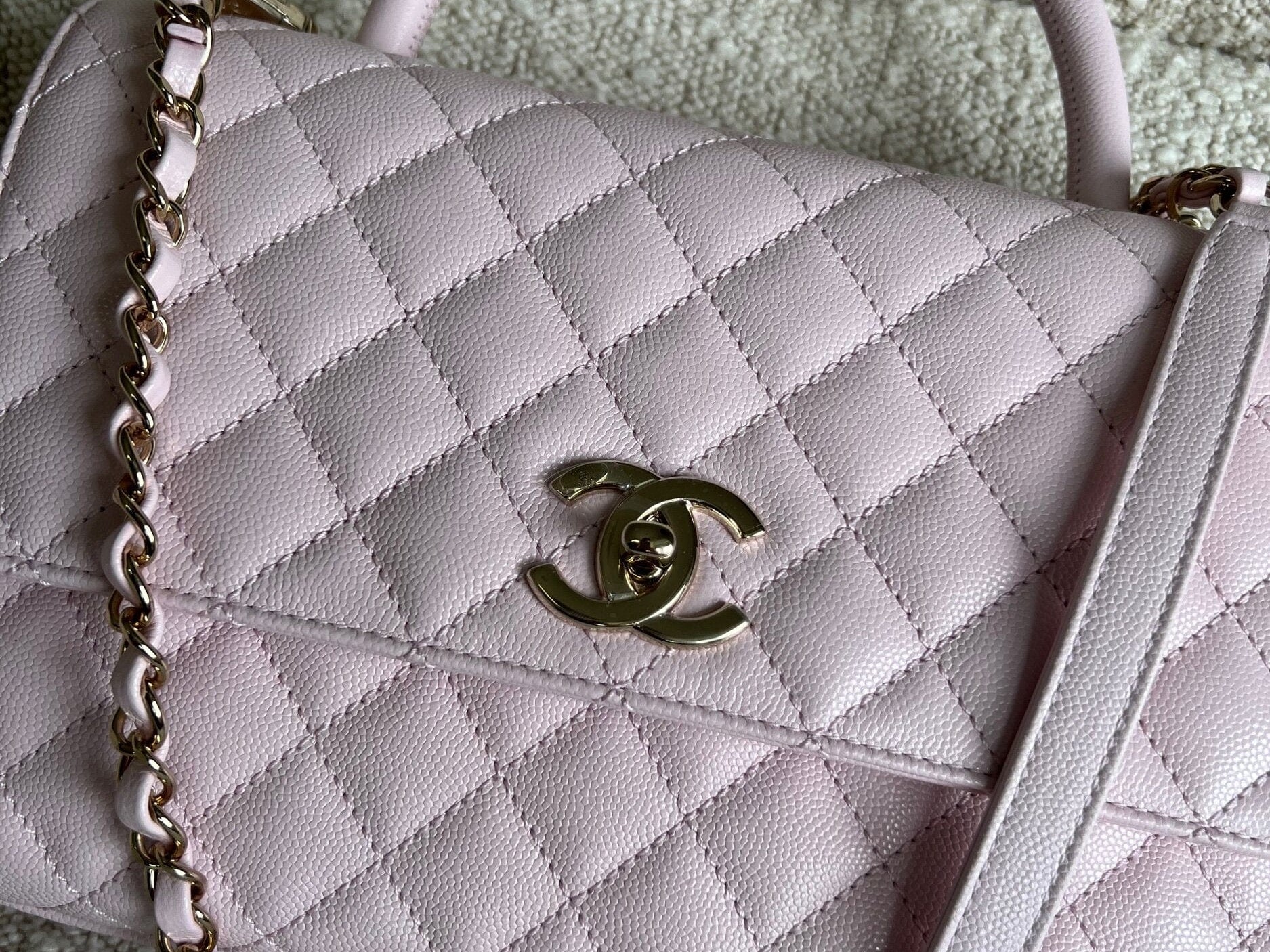 CHANEL Handbag 22P Light Pink Caviar Quilted Coco Handle Medium LGHW -Knockoff
