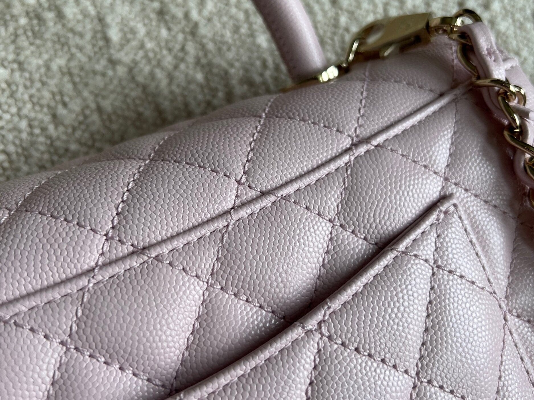 CHANEL Handbag 22P Light Pink Caviar Quilted Coco Handle Medium LGHW -Knockoff
