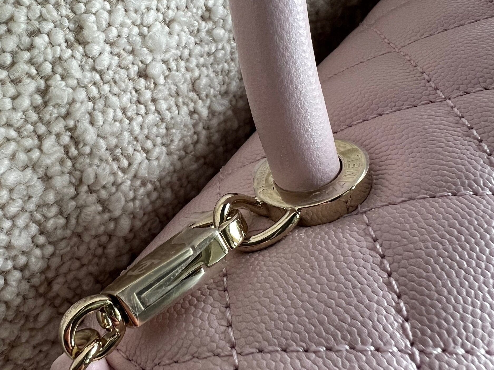 CHANEL Handbag 22P Light Pink Caviar Quilted Coco Handle Medium LGHW -Knockoff
