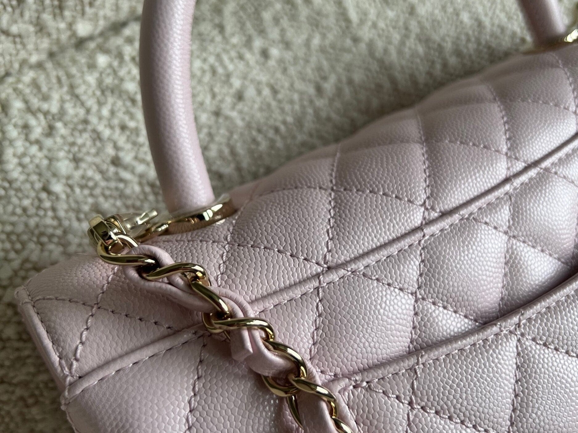 CHANEL Handbag 22P Light Pink Caviar Quilted Coco Handle Medium LGHW -Knockoff
