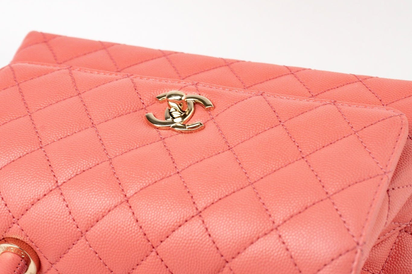 CHANEL Handbag 22P Pink Caviar Quilted Coco Handle Small LGHW -Knockoff
